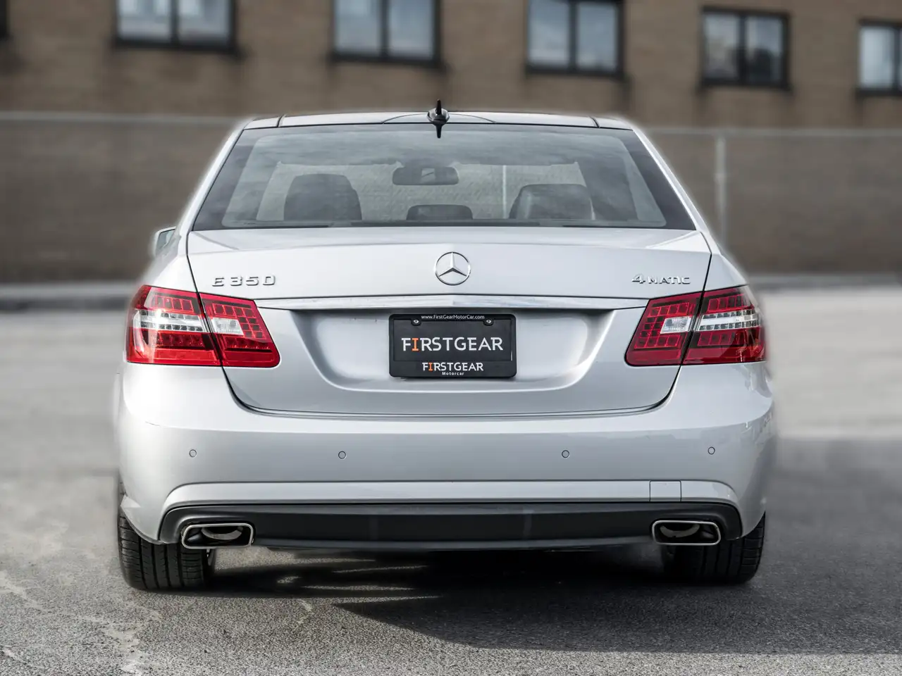 Mercedes-Benz E-Class снимка Mercedes-Benz E-Class