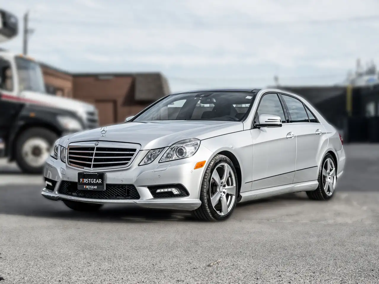 Mercedes-Benz E-Class снимка Mercedes-Benz E-Class