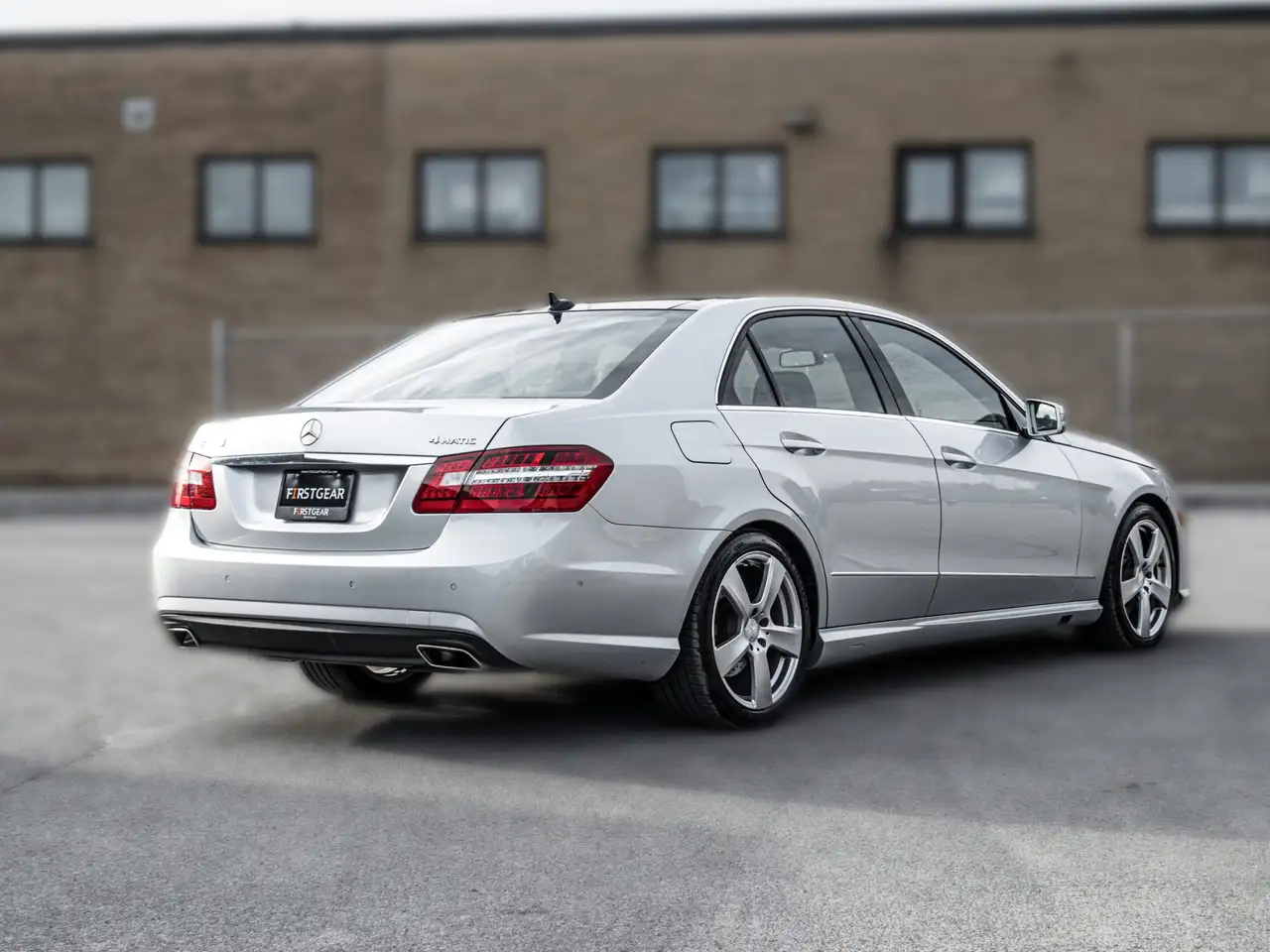 Mercedes-Benz E-Class снимка Mercedes-Benz E-Class