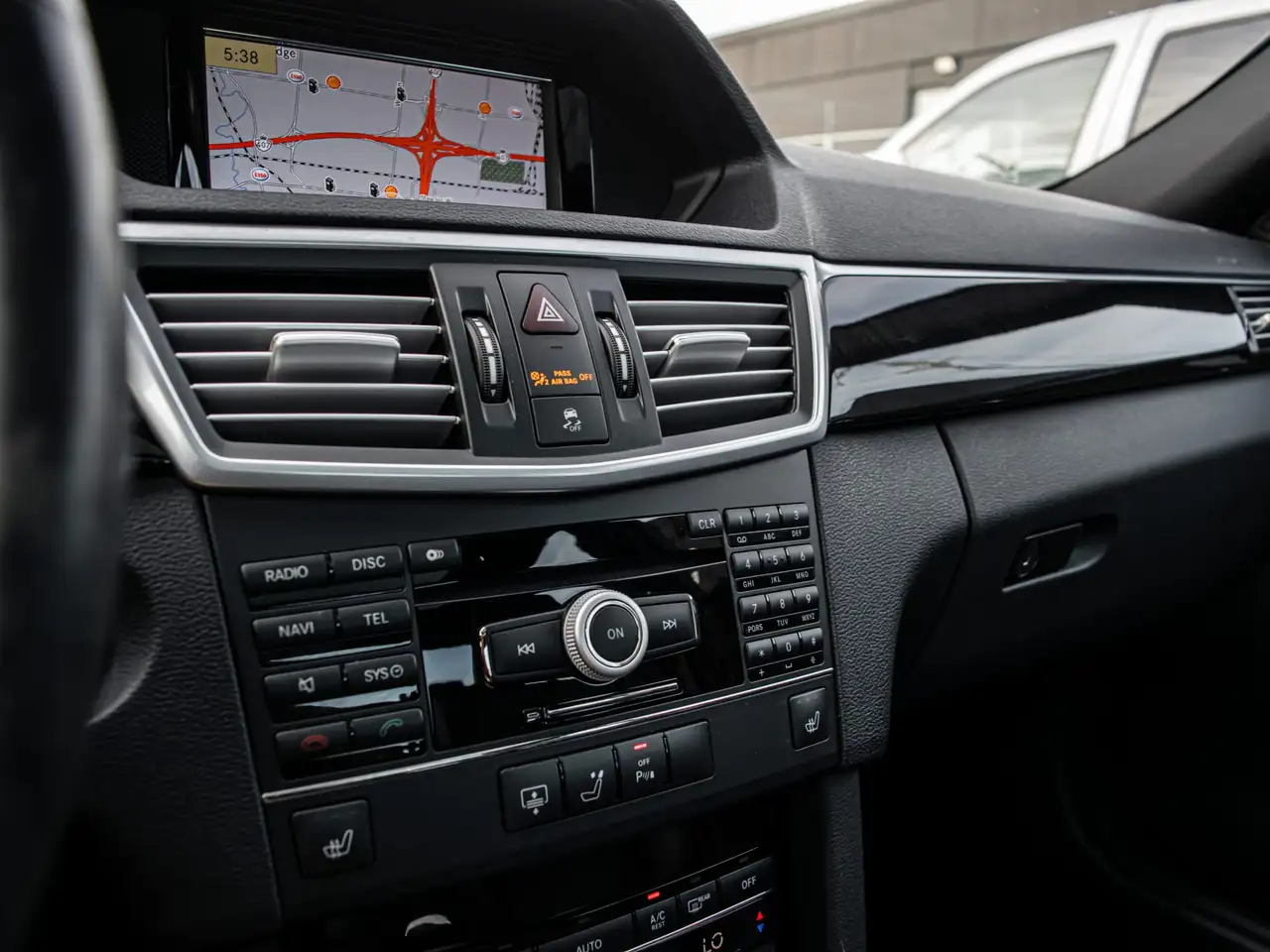 Mercedes-Benz E-Class снимка Mercedes-Benz E-Class