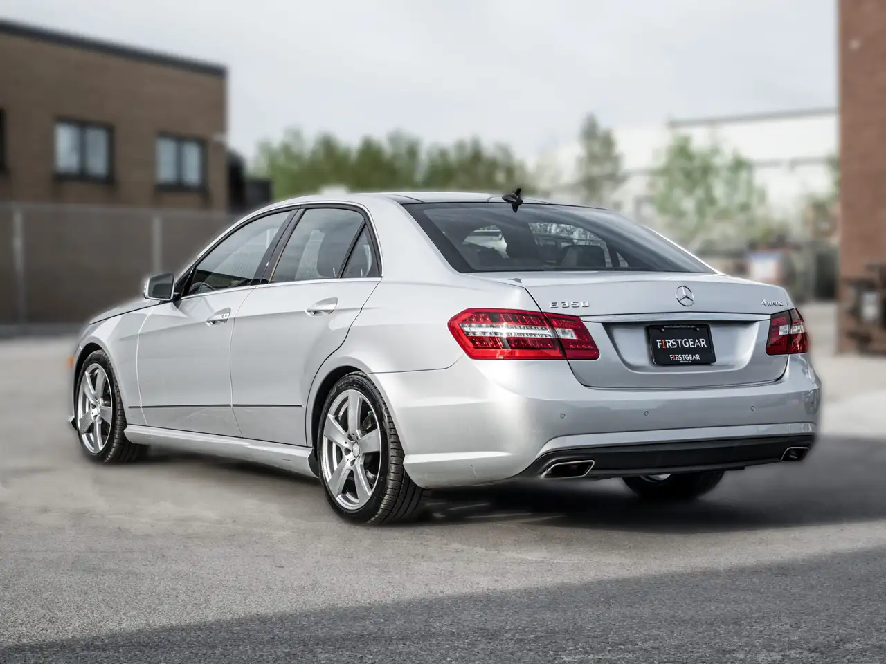 Mercedes-Benz E-Class снимка Mercedes-Benz E-Class