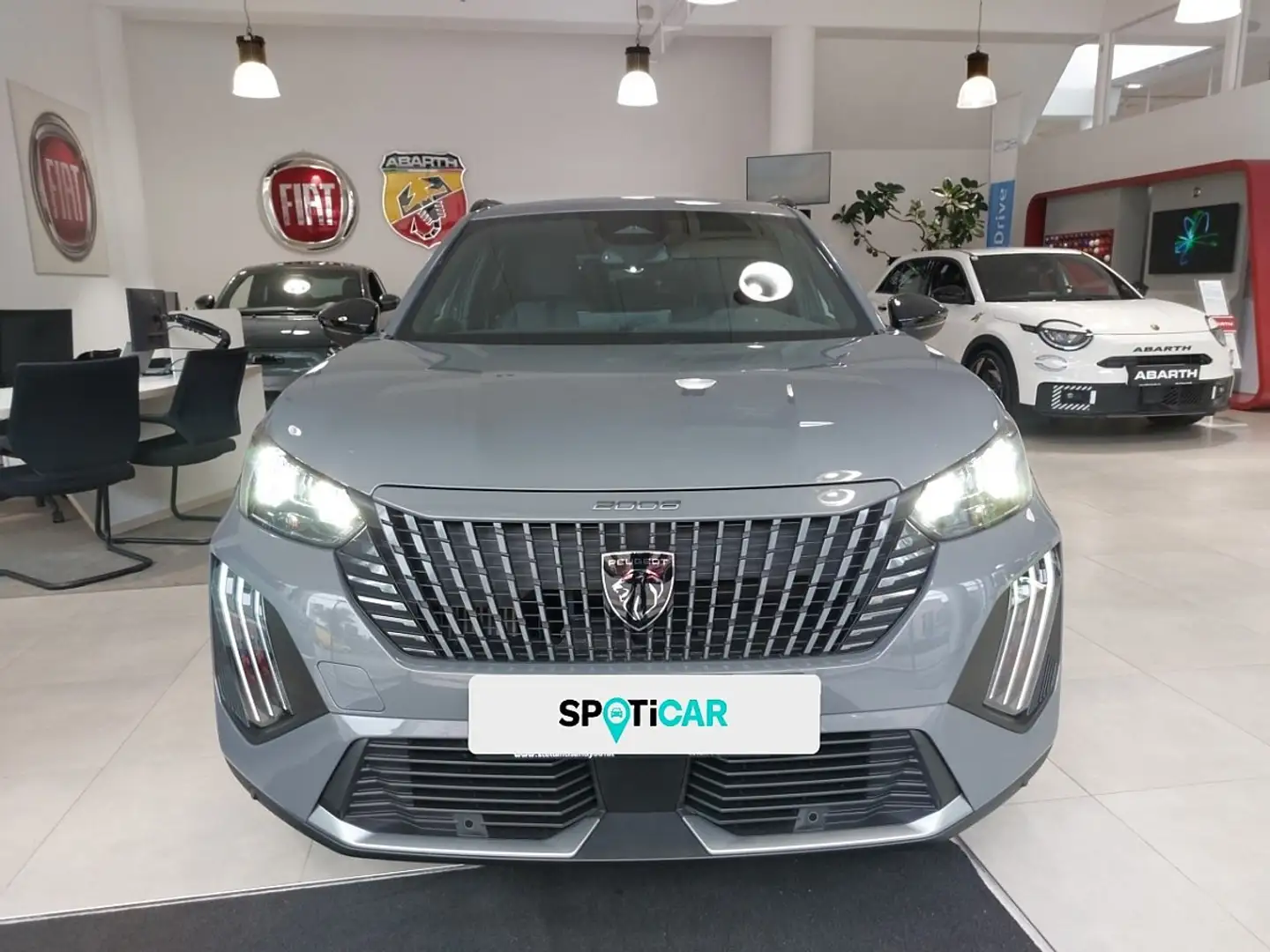 Peugeot 2008 Hybrid 145 e-DCS6 Allure Grau - 2