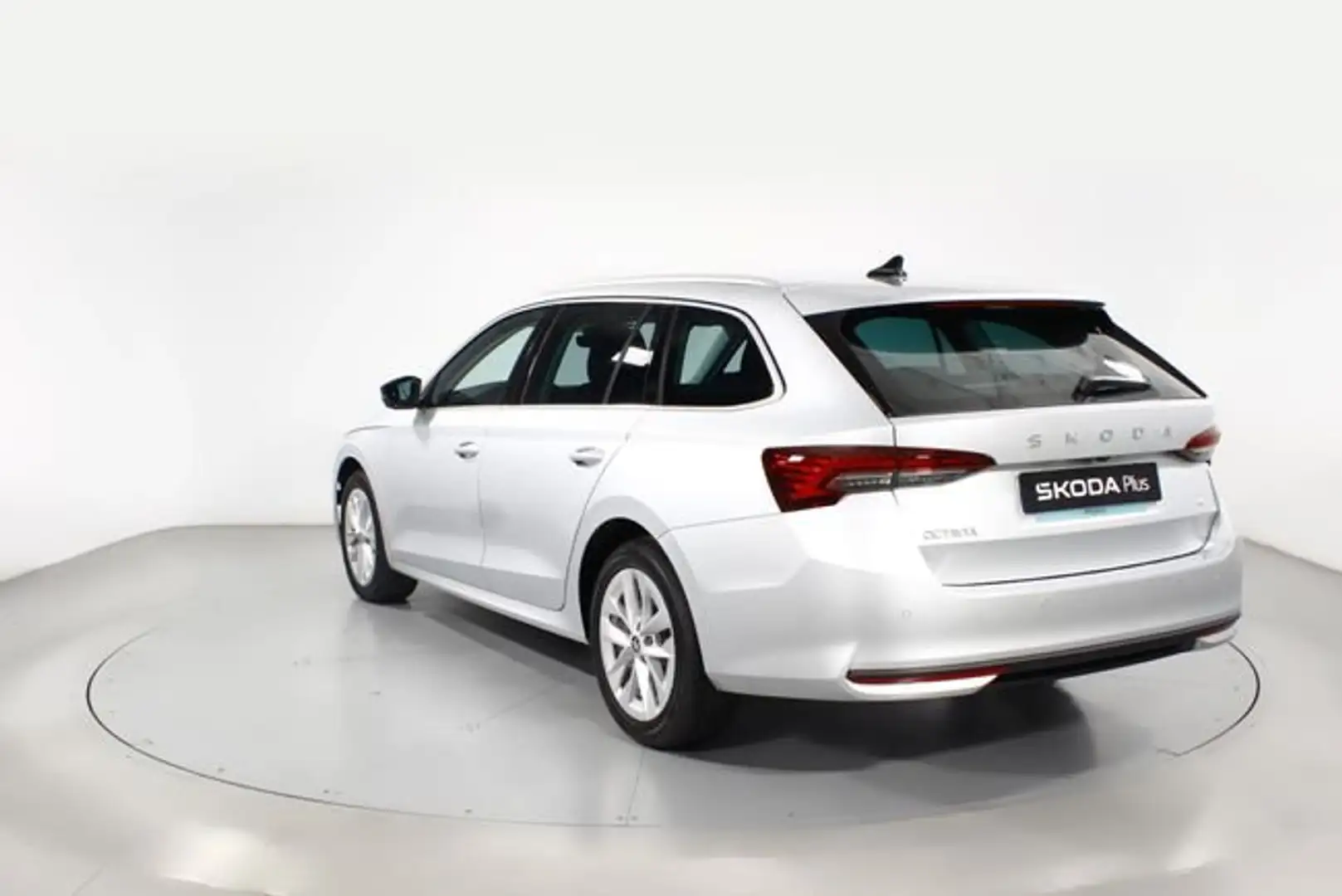 Skoda Octavia 1.5 TSI MHEV Design DSG7 110kW Plateado - 2