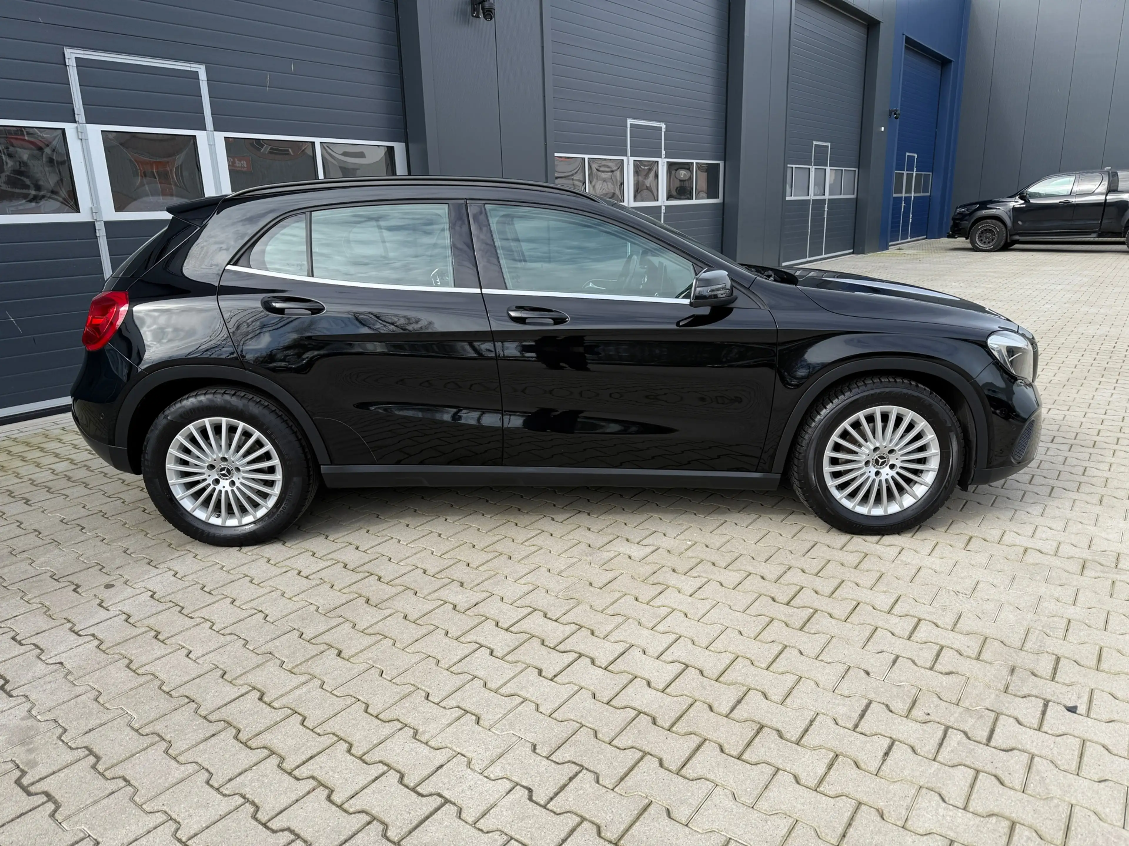 Mercedes-Benz GLA 180 Business Solution AMG — photo 3