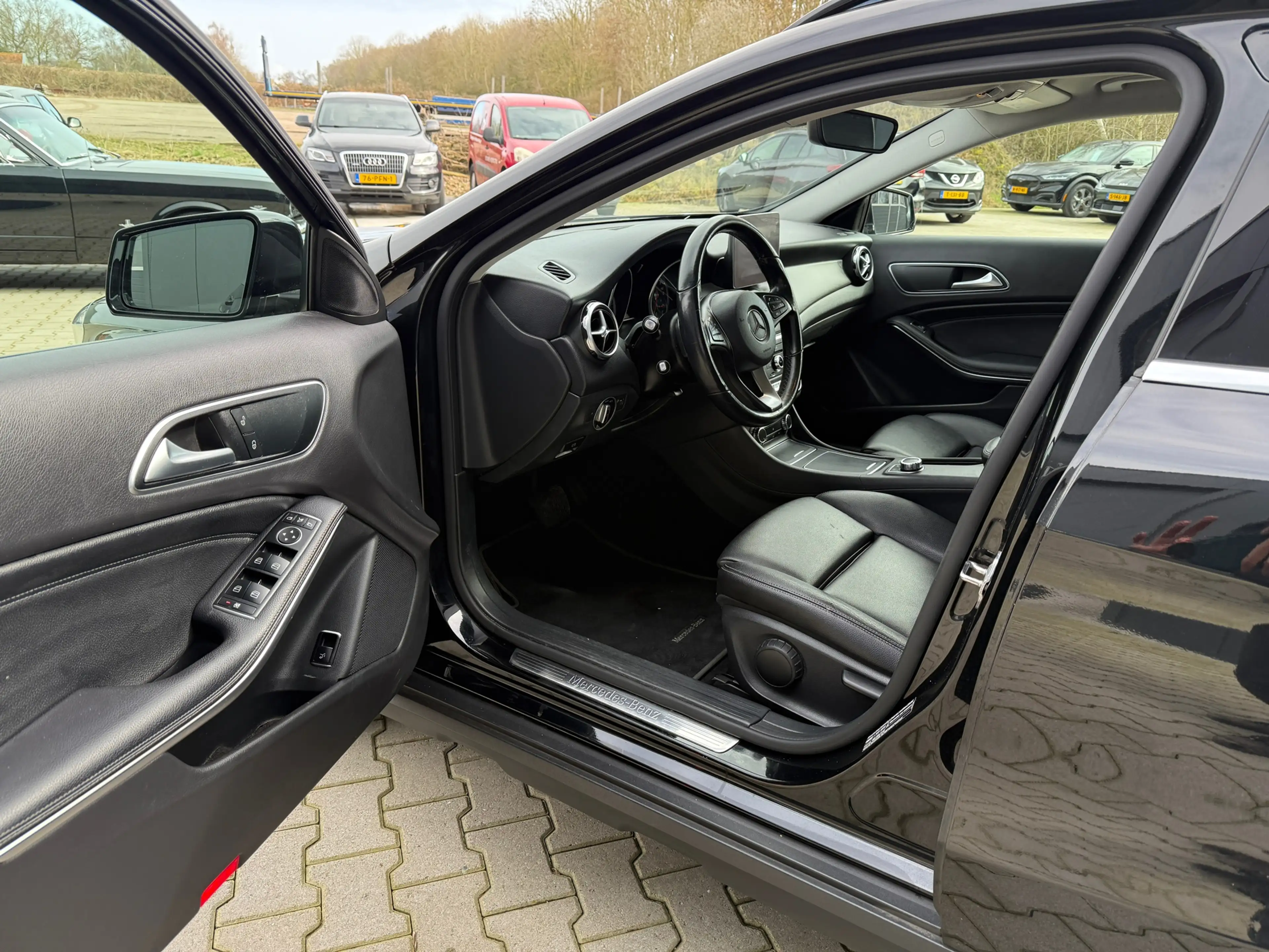 Mercedes-Benz GLA 180 Business Solution AMG — photo 10