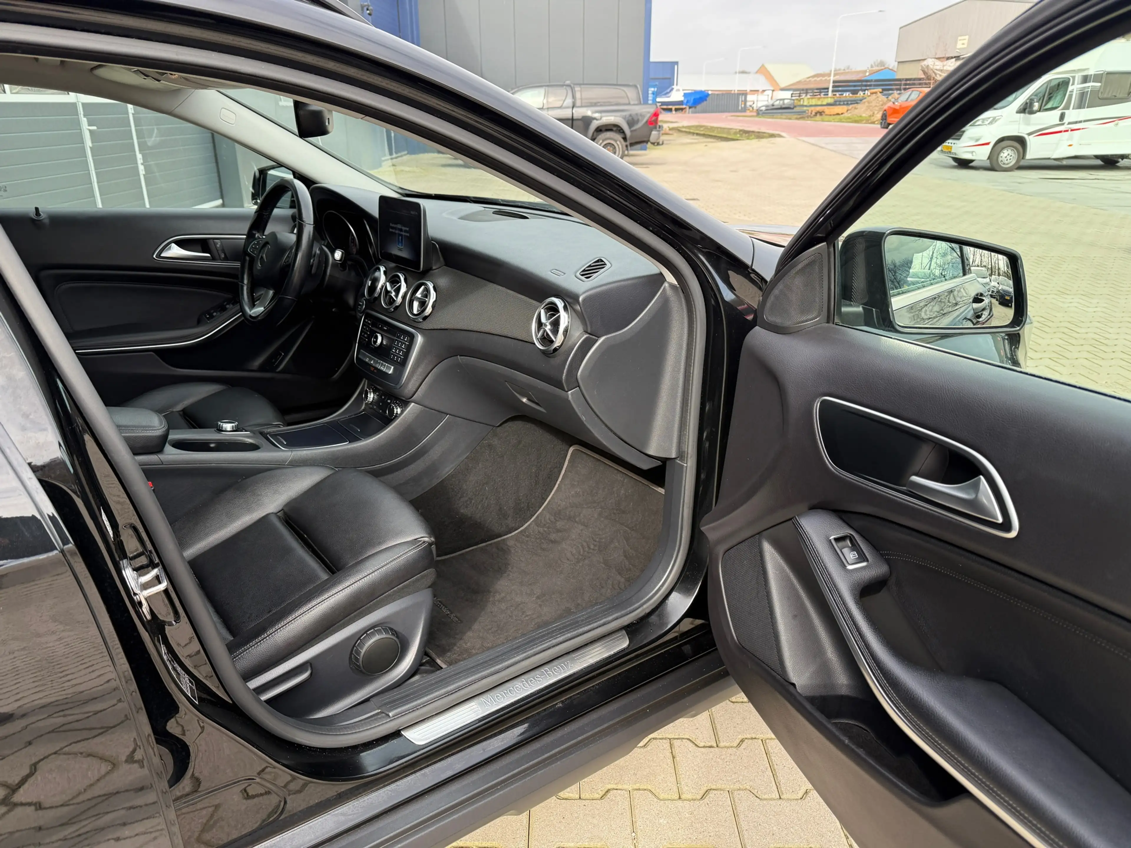 Mercedes-Benz GLA 180 Business Solution AMG — photo 13