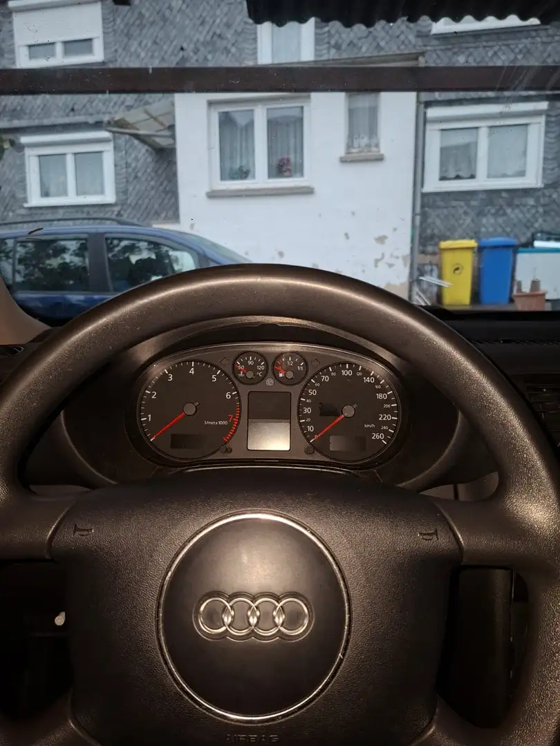 Audi A3 1.6 Ambiente Silber - 2