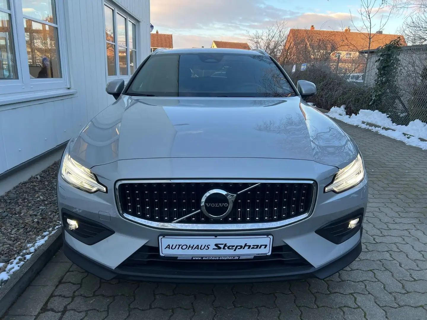 Volvo V60 Cross Country B4 D AWD Autom. Plus GARANTIE Silber - 2