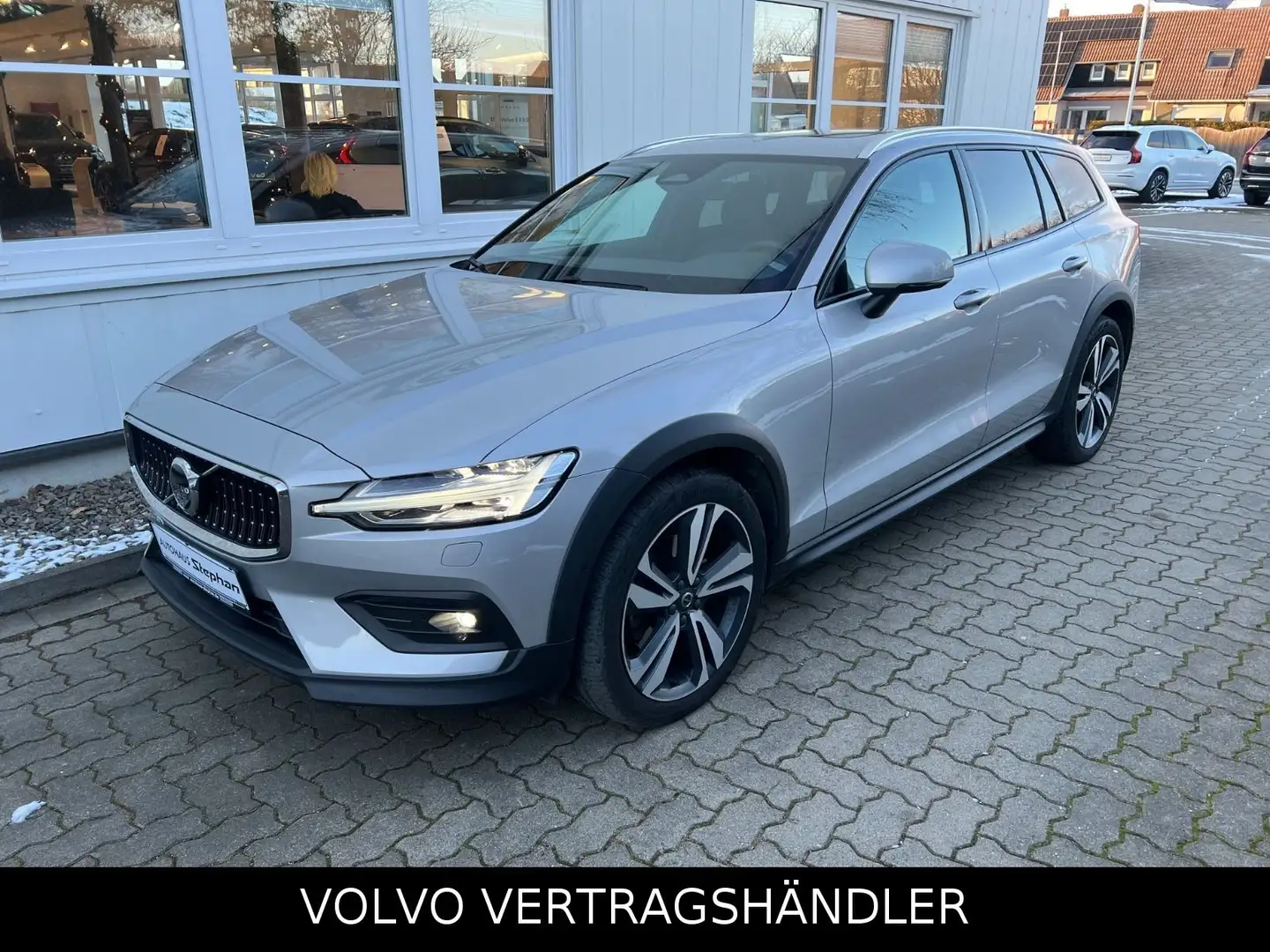 Volvo V60 Cross Country B4 D AWD Autom. Plus GARANTIE Silber - 1