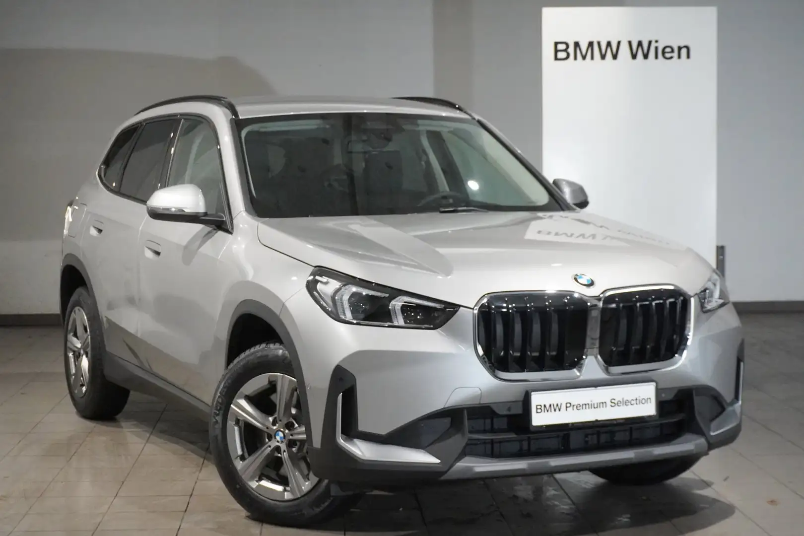BMW X1 sDrive20i 48V Silber - 1