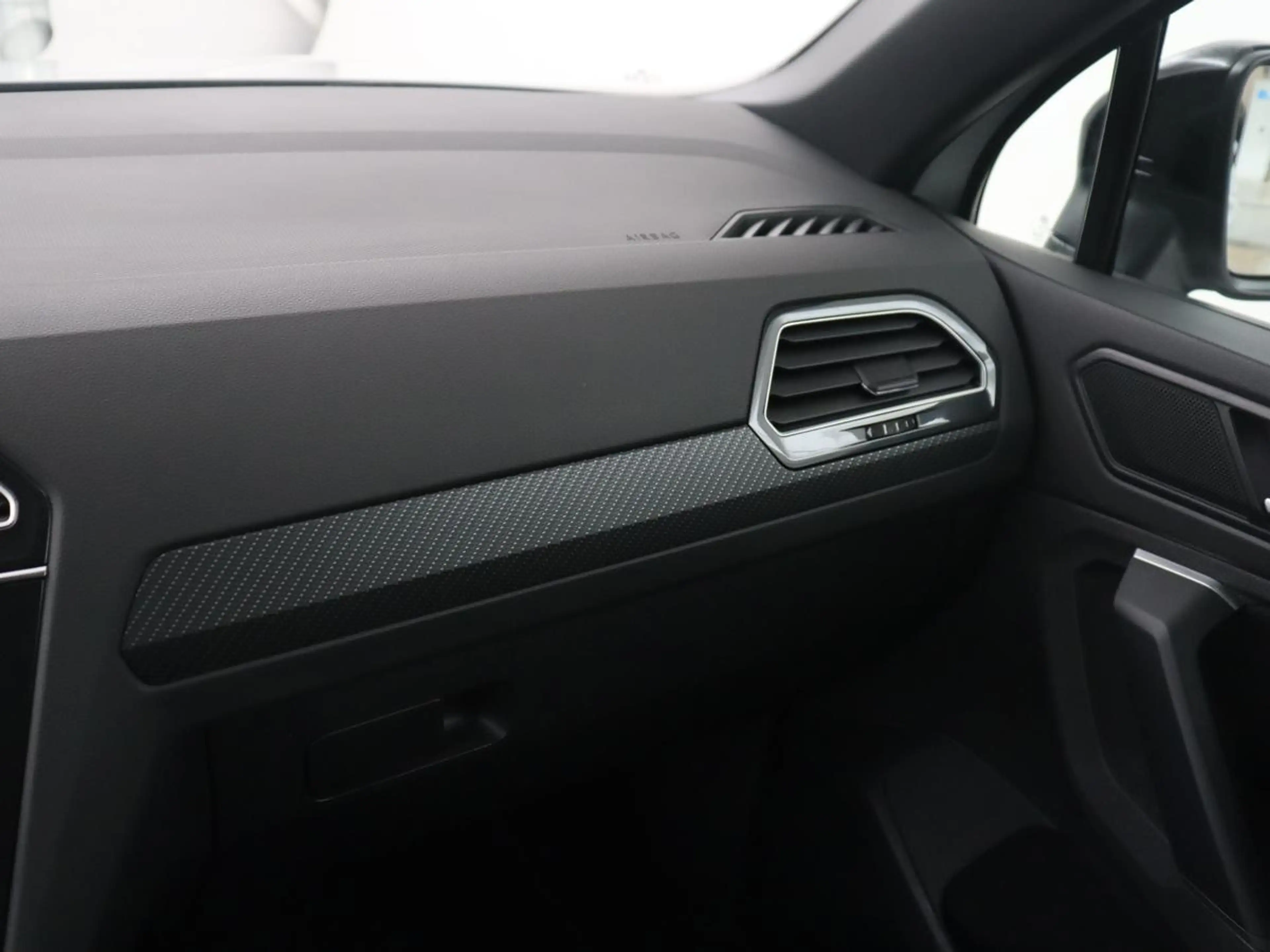 Volkswagen Tiguan 1.5 TSI R-Line Business+ | R-line | Panoramadak | — photo 32