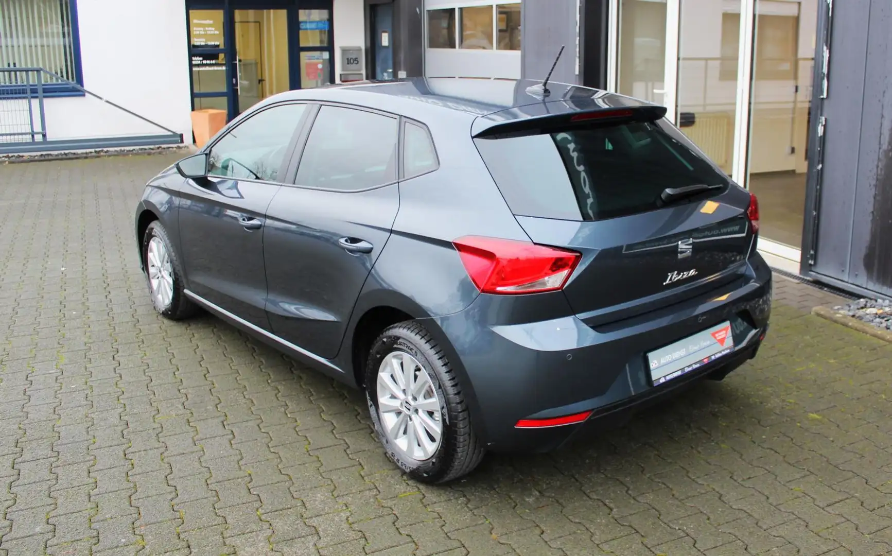 SEAT Ibiza Style 1.0 TSI 85kW/116PS, DSG, Navi, Smart Link Gris - 2