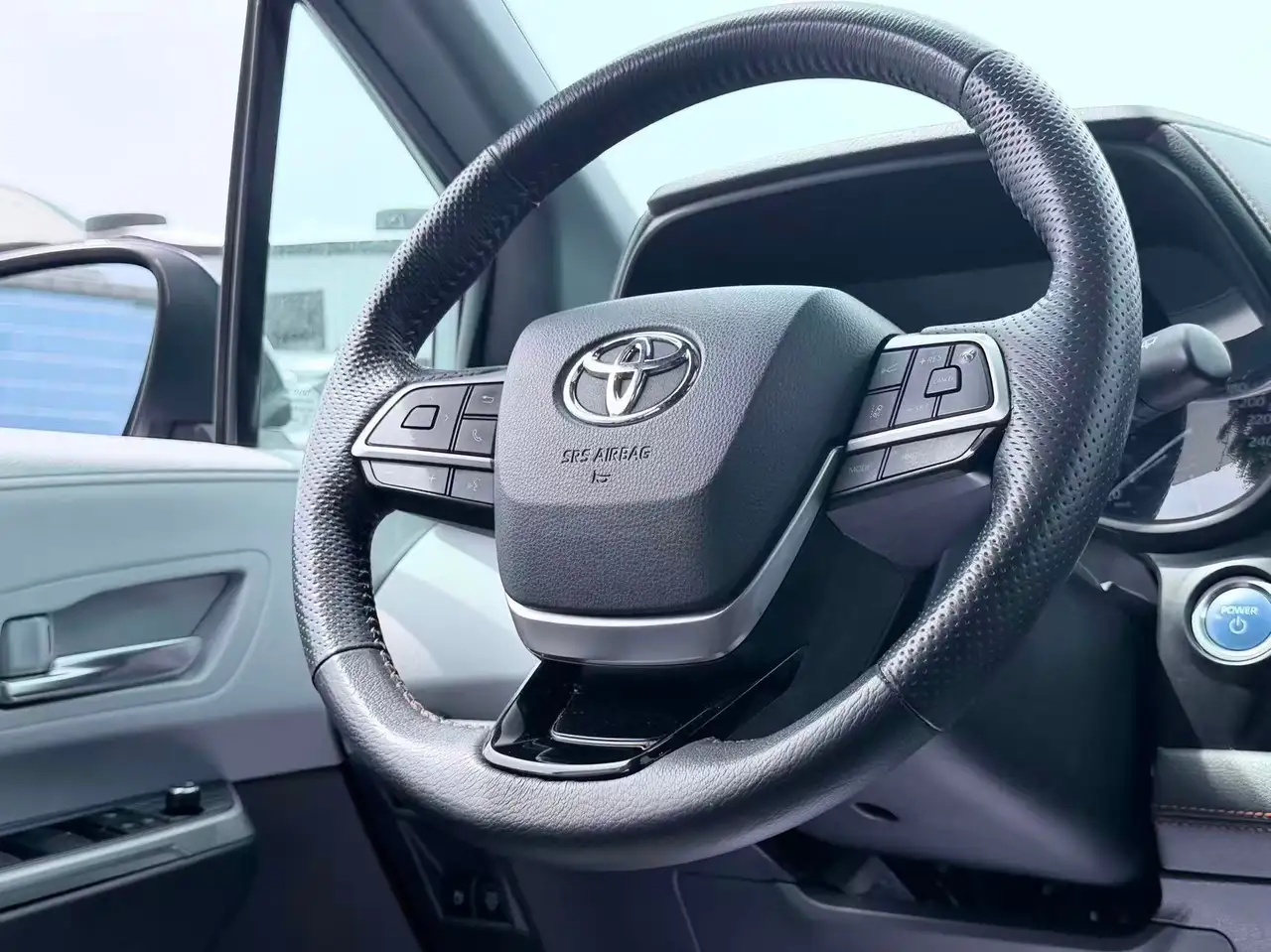 Toyota Sienna снимка Toyota Sienna