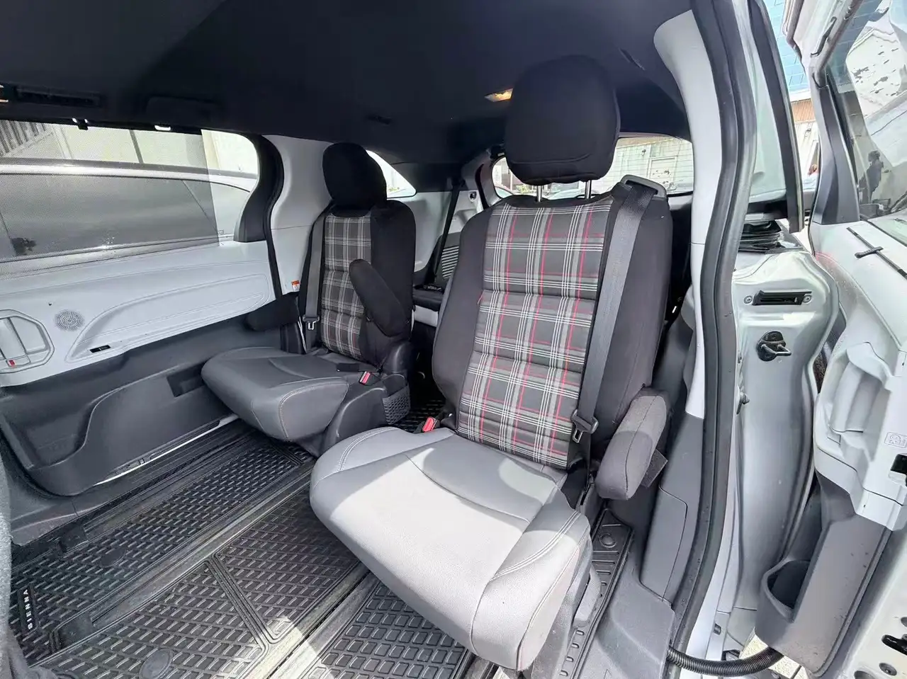 Toyota Sienna снимка Toyota Sienna