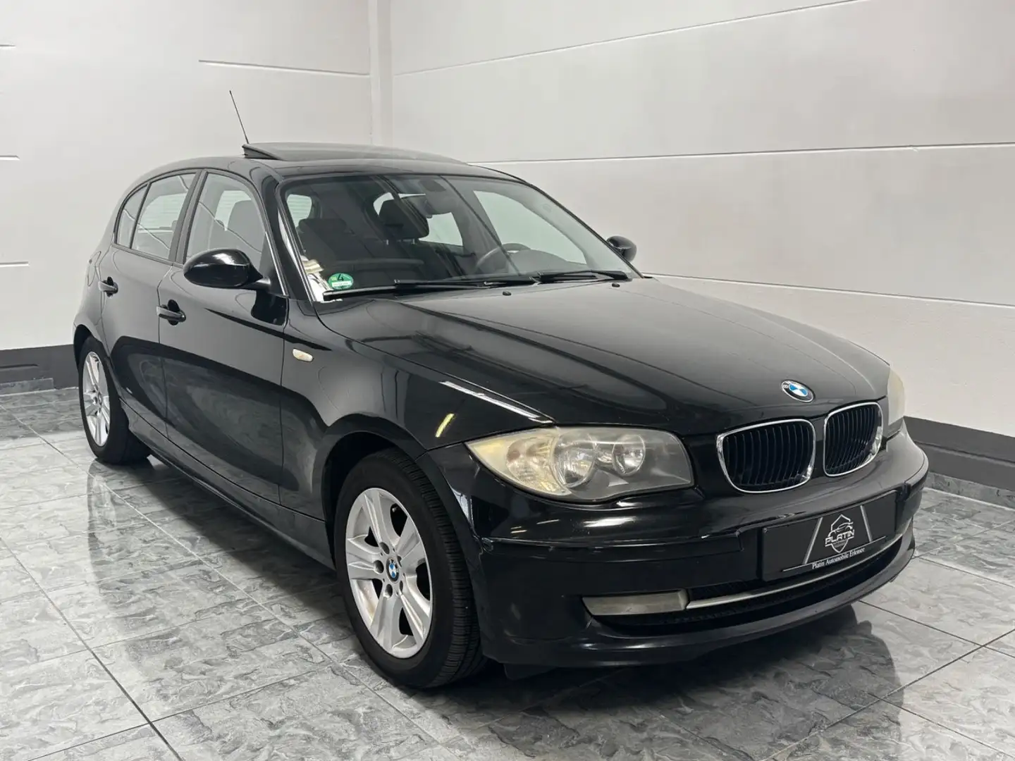 BMW 118 i Lim.*Automatik*Klima*PDC*SZH*TÜV12/26 Noir - 1