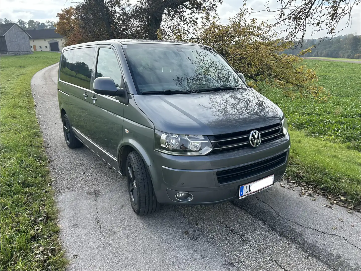 Volkswagen T5 Multivan Highline 2,0 TDI 4motion D-PF Grau - 1