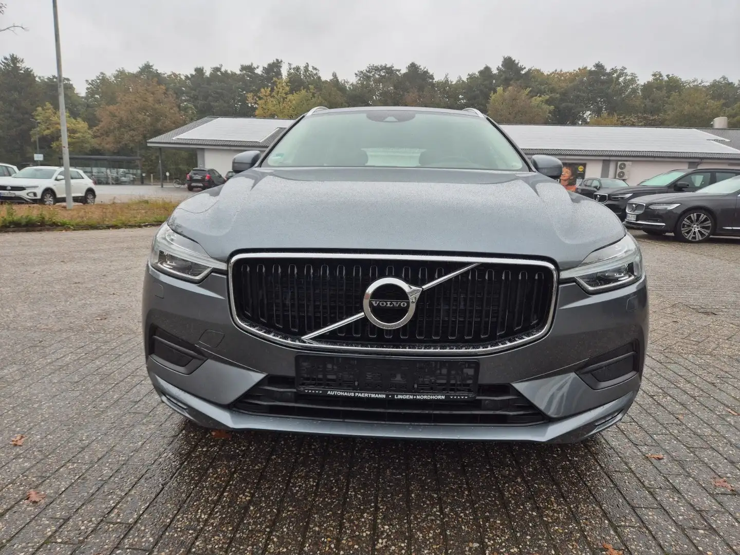 Volvo XC60 Momentum 2WD Grau - 2