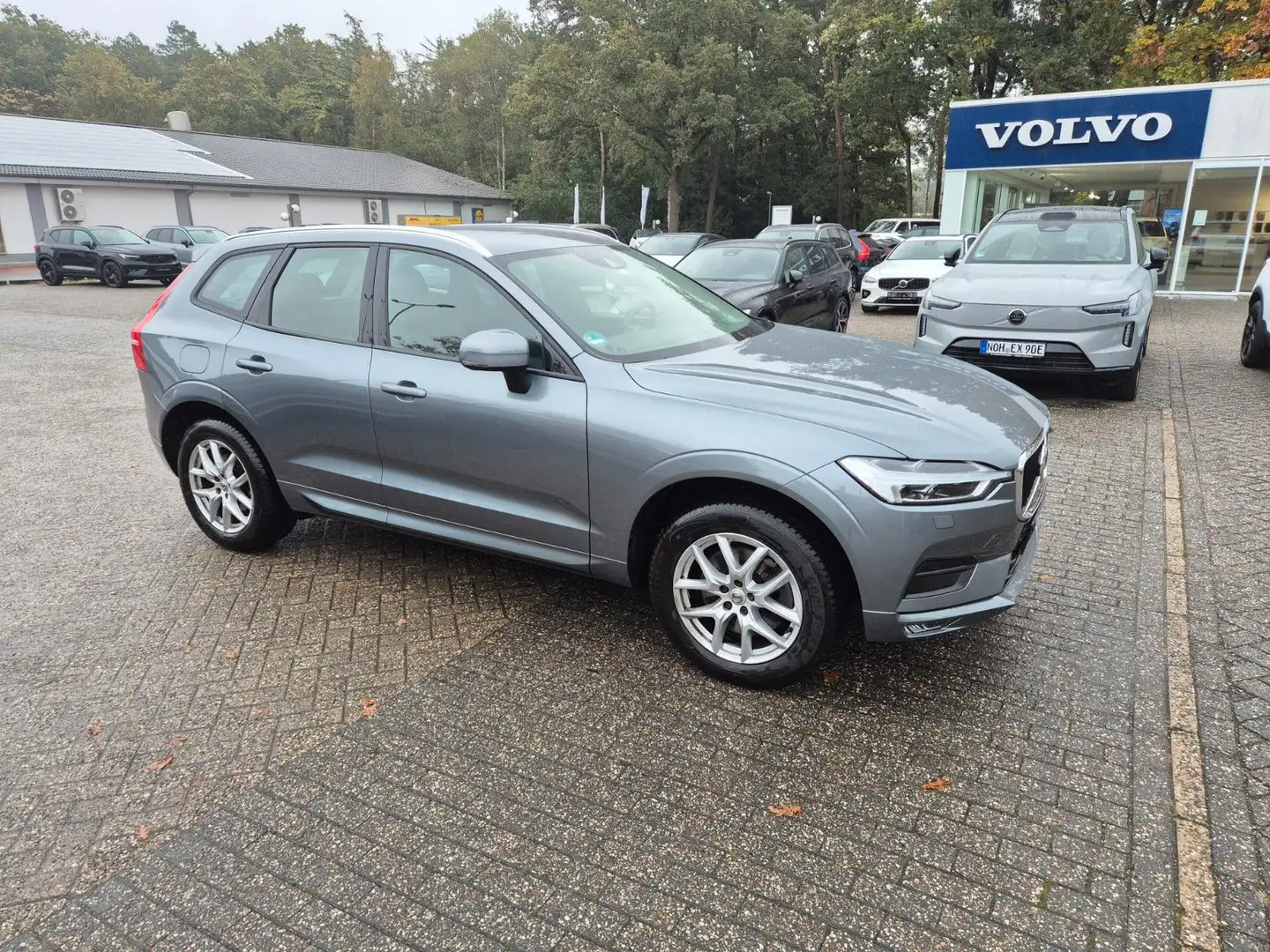 Volvo XC60 Momentum 2WD Grau - 1