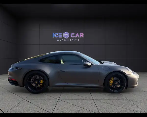Porsche 911 view 4