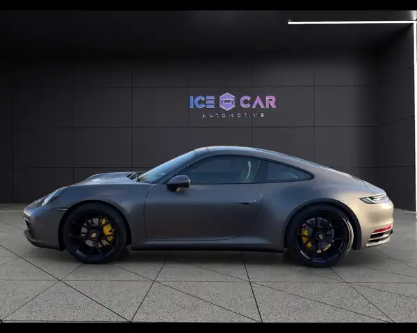 Porsche 911 view 8