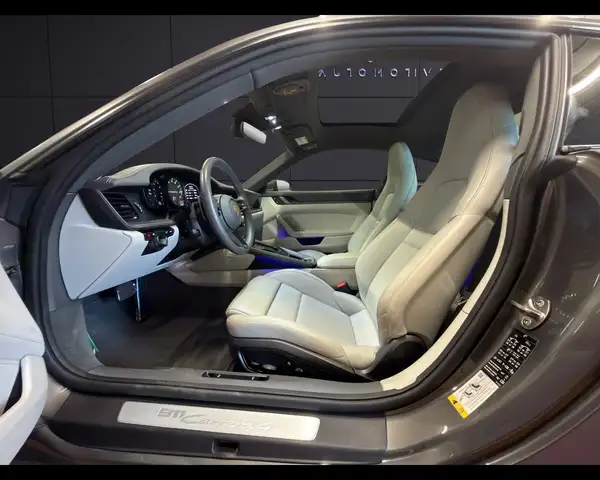 Porsche 911 view 9
