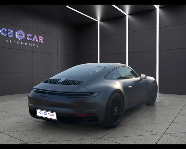 Porsche 911 view 5