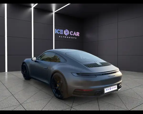 Porsche 911 view 7