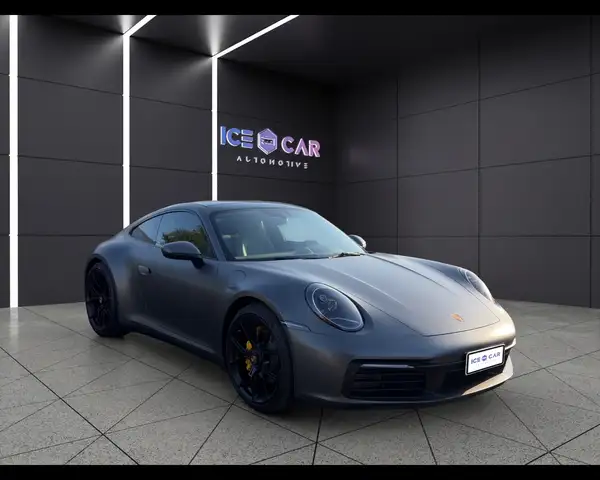 Porsche 911 view 3