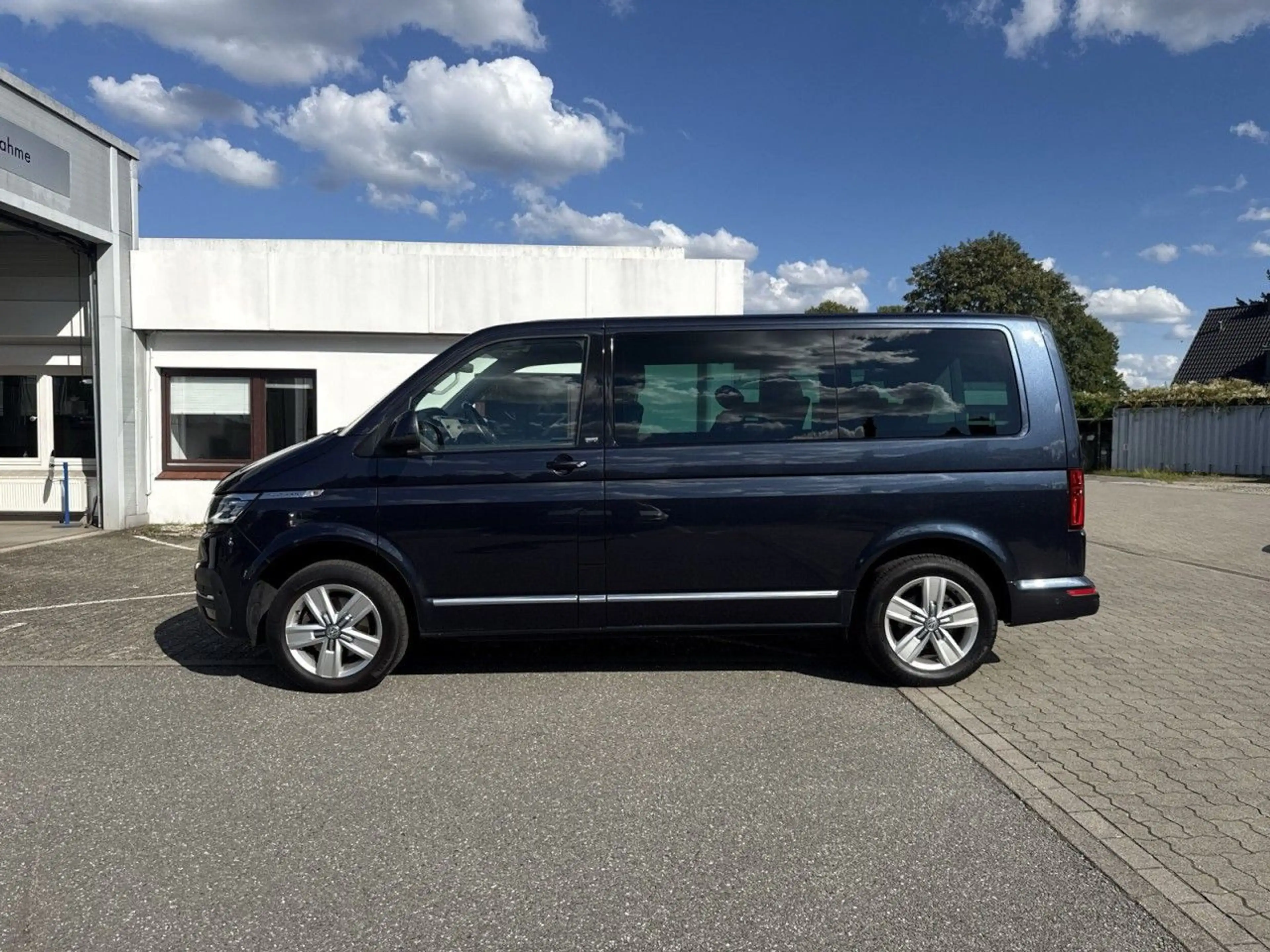 Volkswagen T6.1 Multivan Generation Six 2.0 TDI DSG KAM Standhzg AHK ACC — photo 3