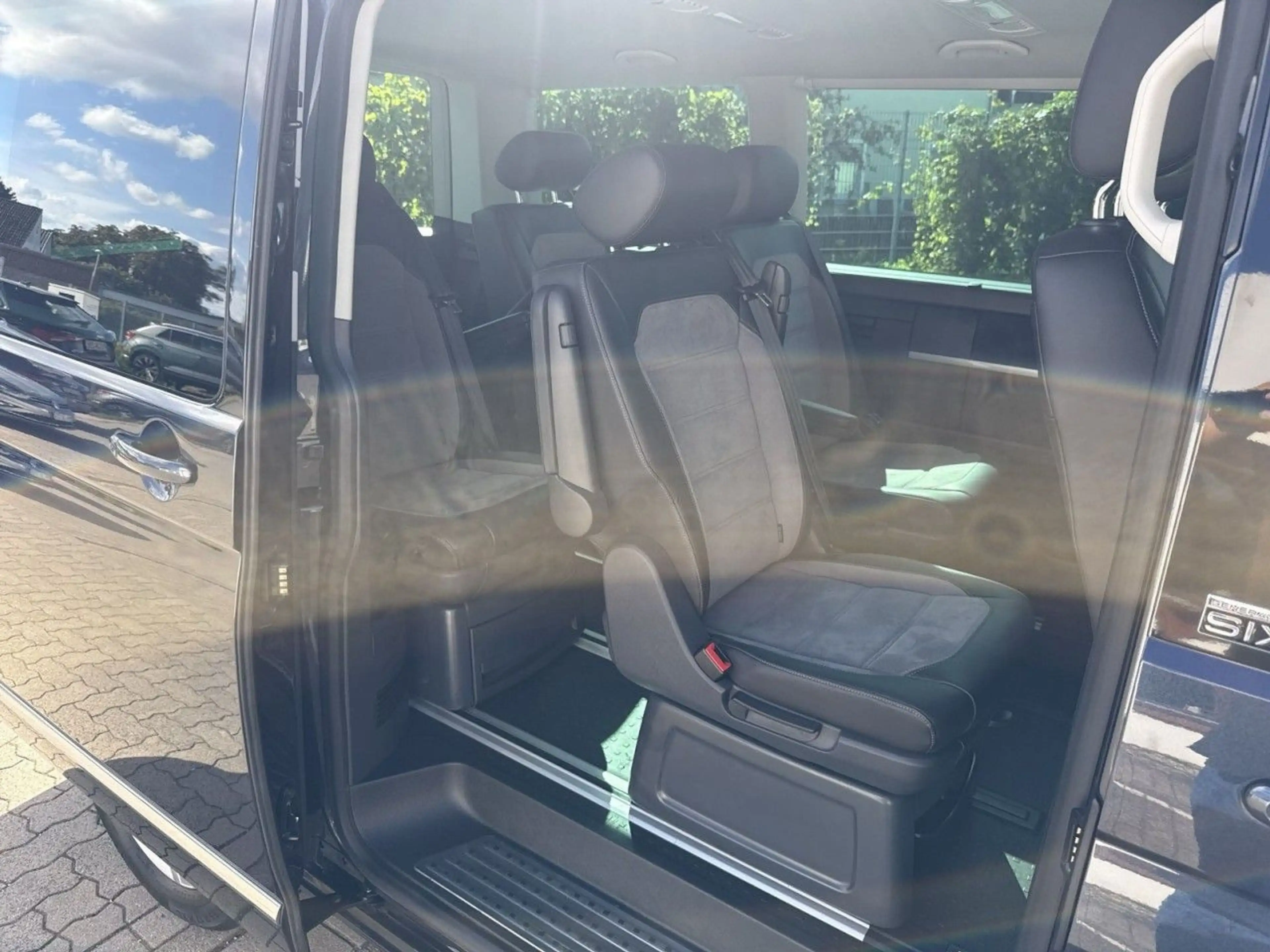 Volkswagen T6.1 Multivan Generation Six 2.0 TDI DSG KAM Standhzg AHK ACC — photo 14