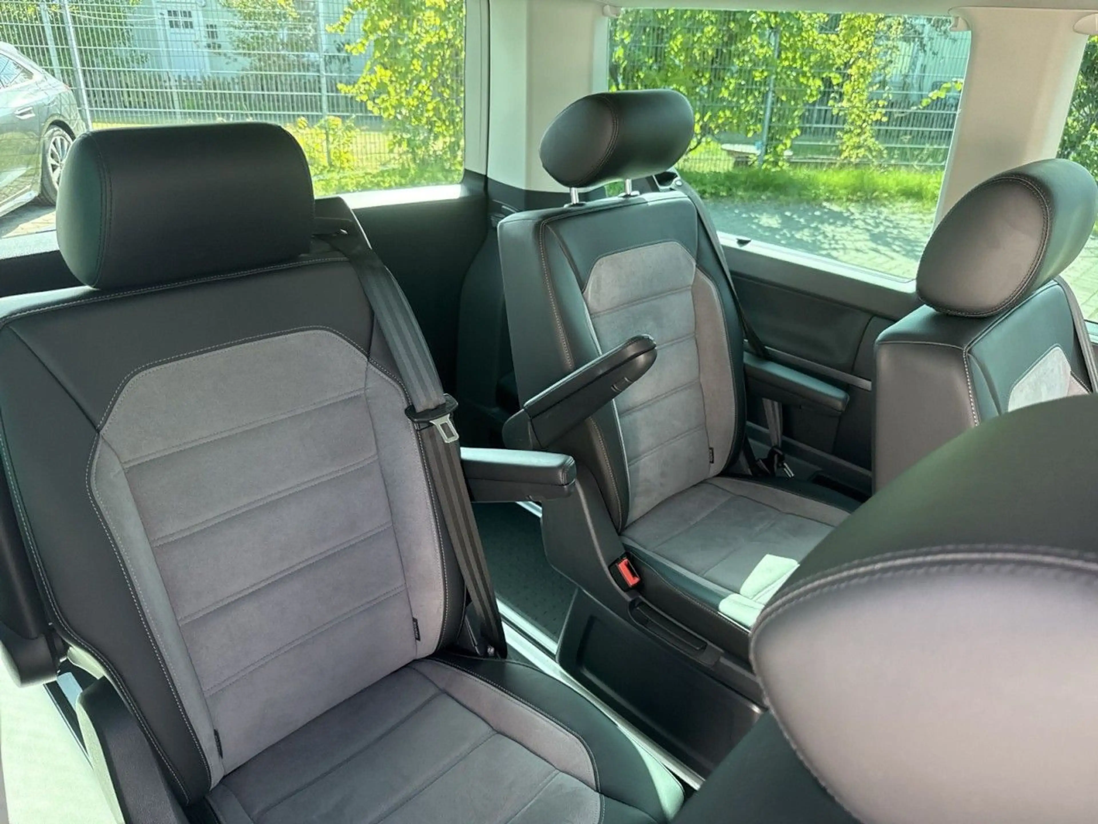 Volkswagen T6.1 Multivan Generation Six 2.0 TDI DSG KAM Standhzg AHK ACC — photo 15