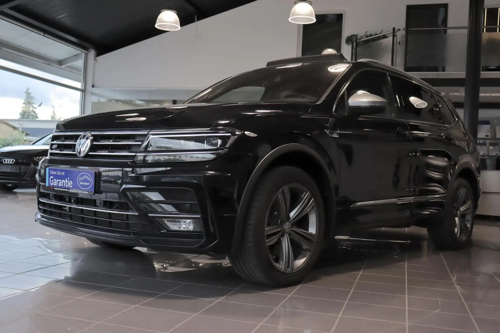 Volkswagen Tiguan Allspace 2.0 TDI Highl. 4M R-LINE 7-SITZE Schwarz - 2