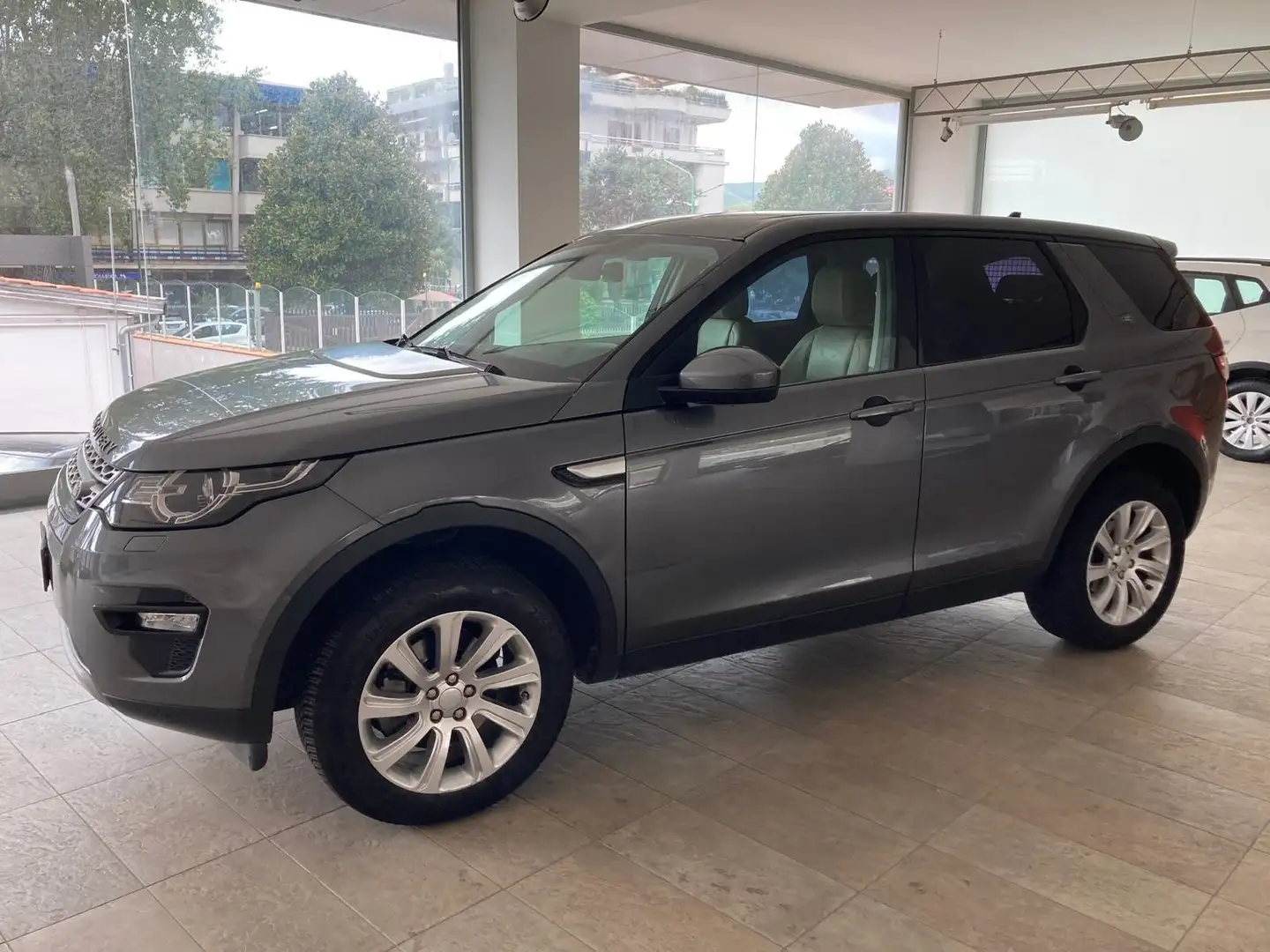 Land Rover Discovery Sport HSE 2.0D awd auto180cv N1 Autocarro Grigio - 2