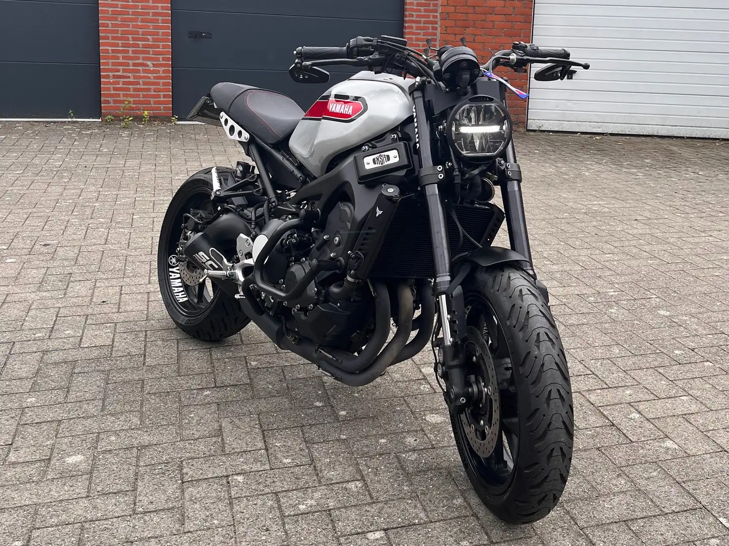 Yamaha XSR 900 Custom 2022 Argent - 1