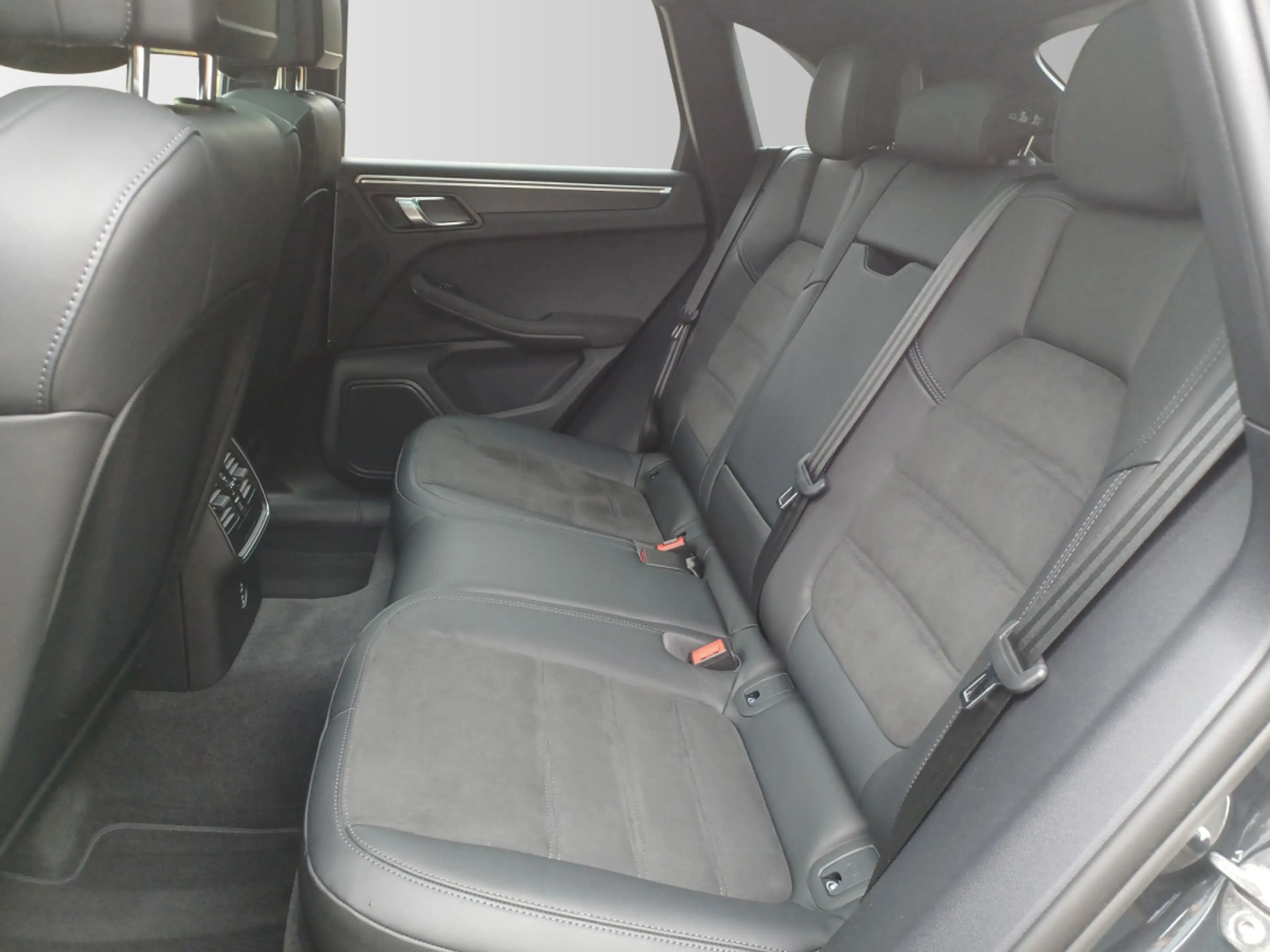 Porsche Macan GTS — photo 13