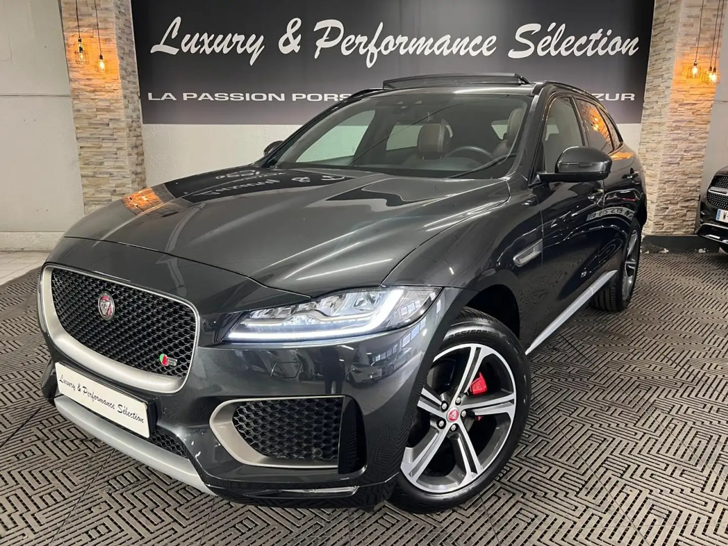 Jaguar F-Pace D300 S 3.0 V6 300CH - Nombreuses options - Excelle Gris - 1