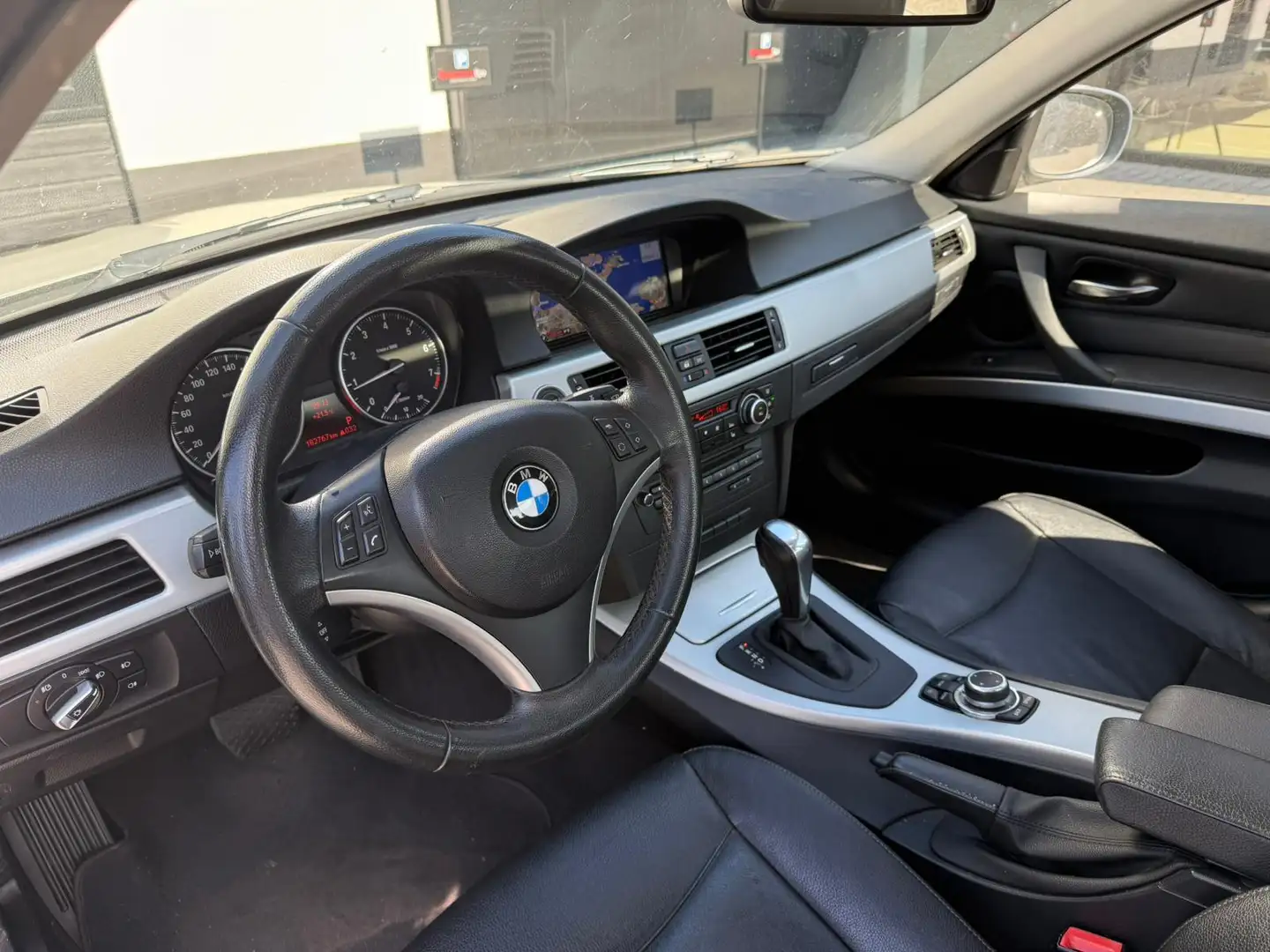 BMW 320 3-serie 320i High Executive AUTOMAAT/airco/CRUISE Grijs - 2