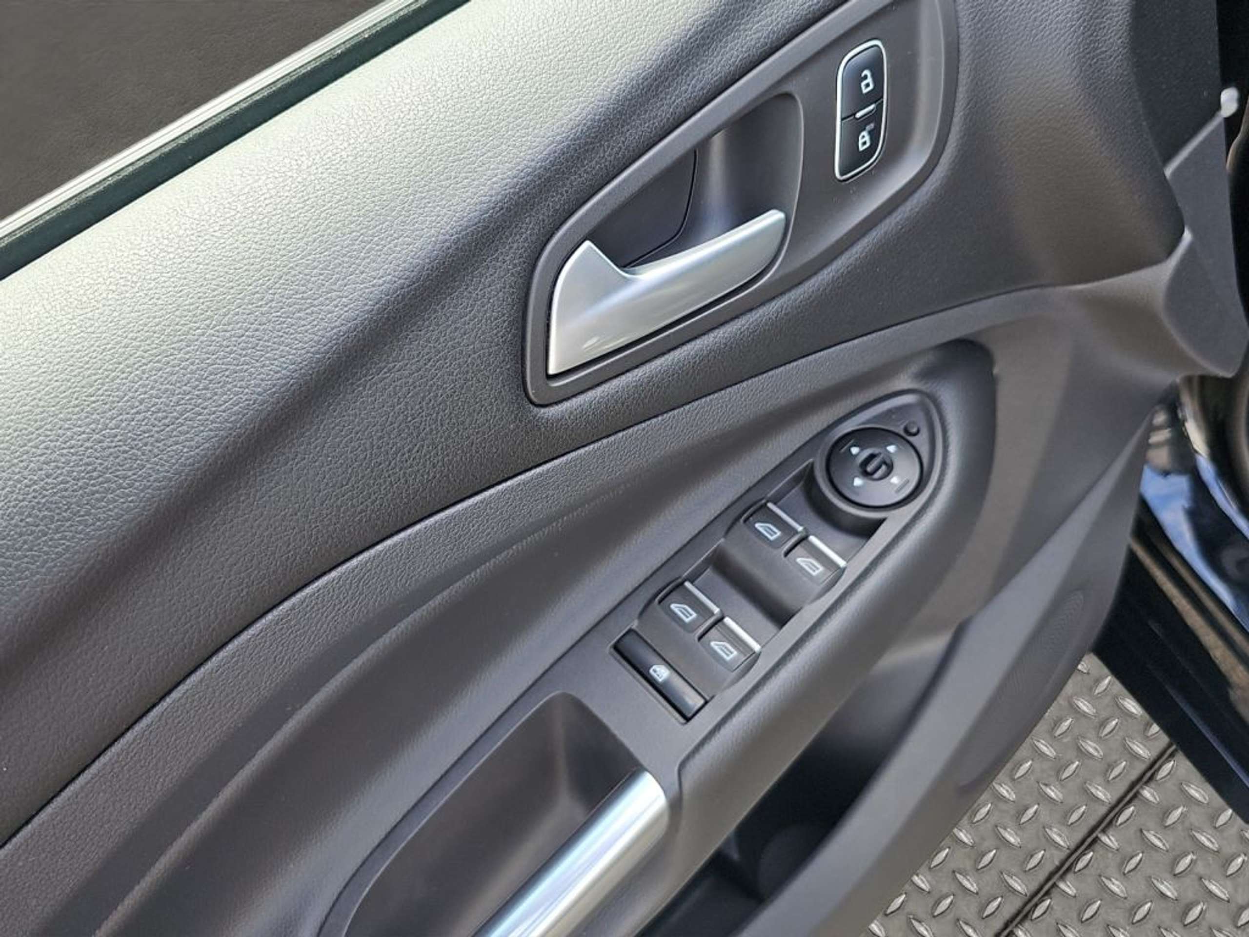 Fahrzeugabbildung Ford Kuga 1.5 EcoBoost ST-Line *NAVI*19-LM*AHK-KEY-FREE* - mit KI generiert/bearbeitet