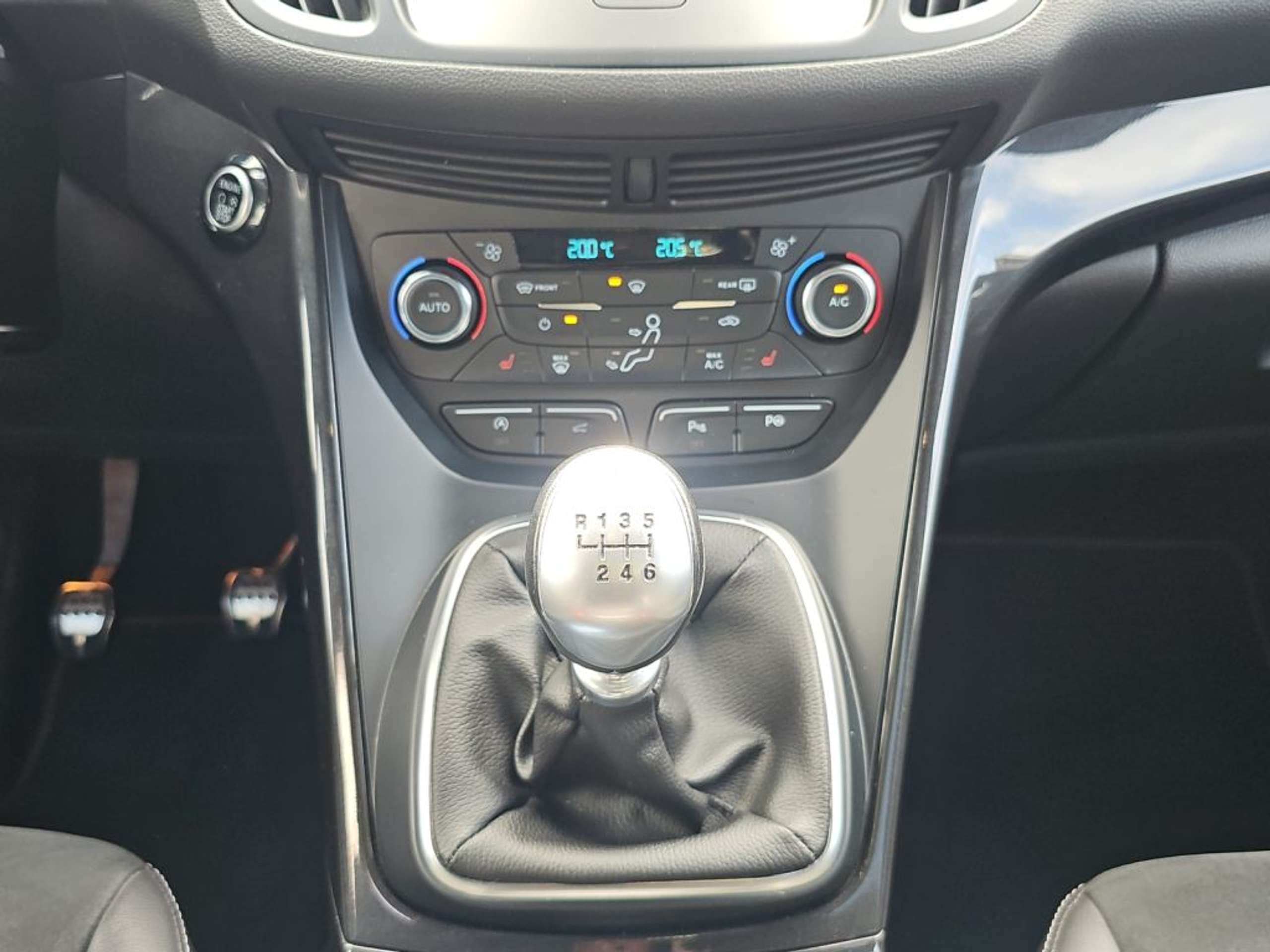 Fahrzeugabbildung Ford Kuga 1.5 EcoBoost ST-Line *NAVI*19-LM*AHK-KEY-FREE* - mit KI generiert/bearbeitet