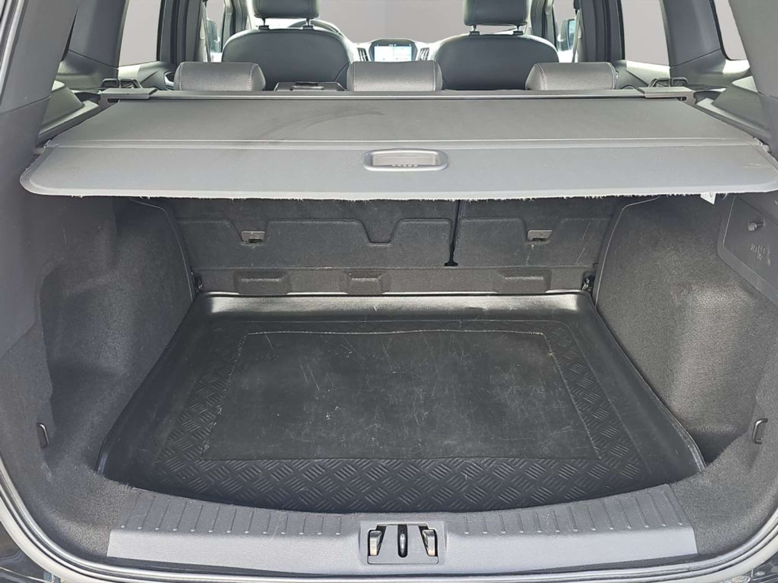 Fahrzeugabbildung Ford Kuga 1.5 EcoBoost ST-Line *NAVI*19-LM*AHK-KEY-FREE* - mit KI generiert/bearbeitet