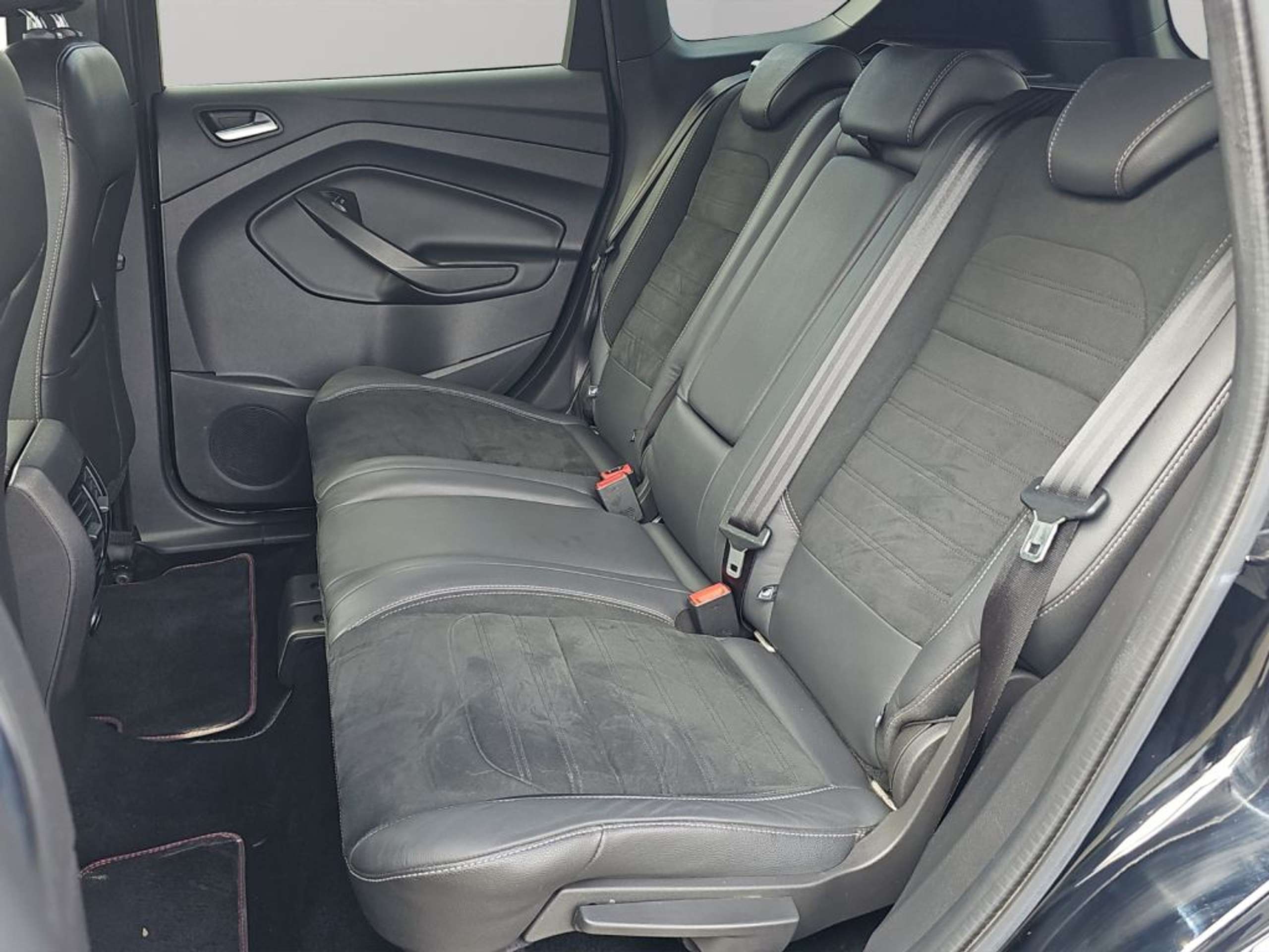 Fahrzeugabbildung Ford Kuga 1.5 EcoBoost ST-Line *NAVI*19-LM*AHK-KEY-FREE* - mit KI generiert/bearbeitet