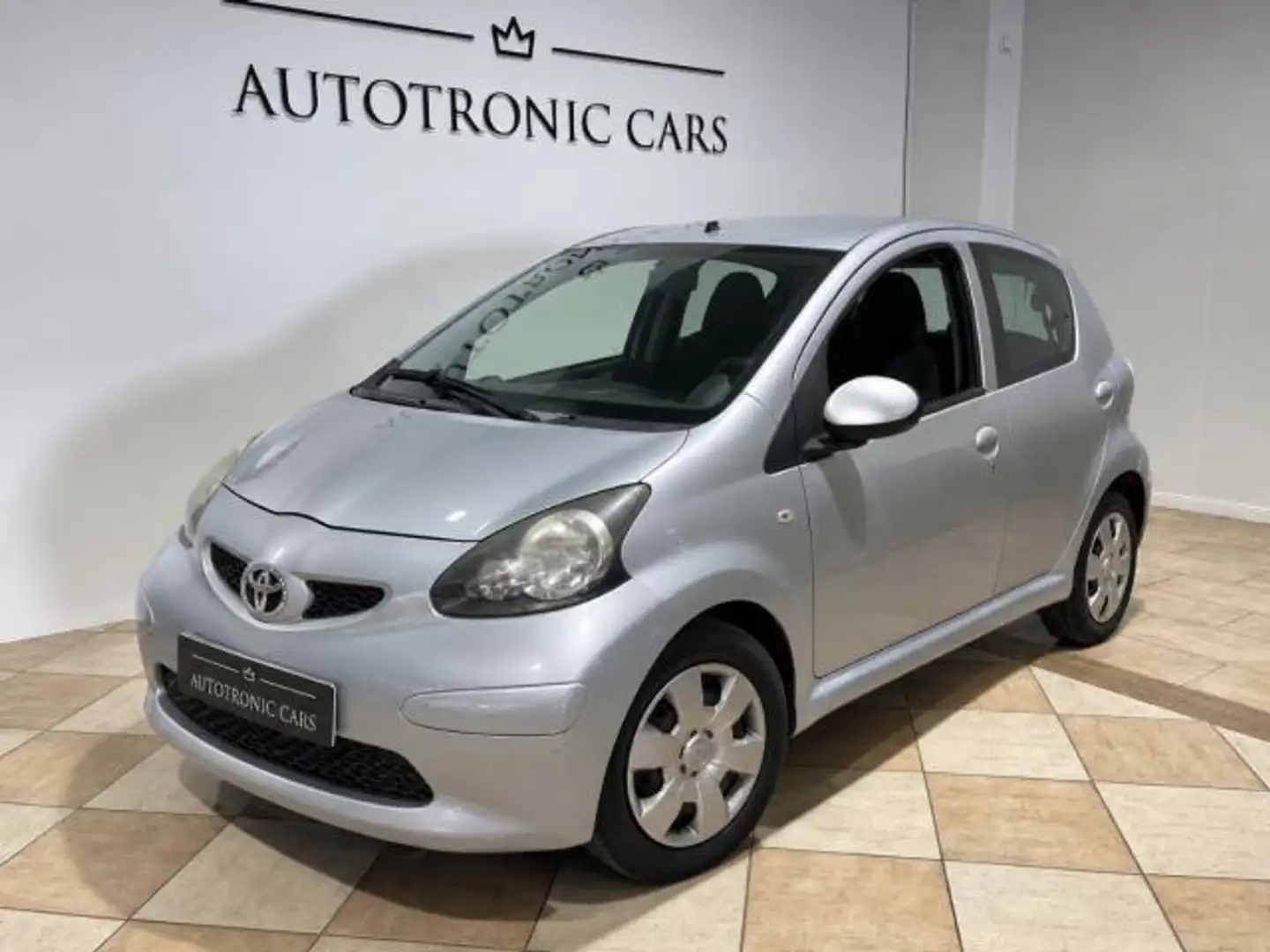 Toyota Aygo 12V VVT-i 5 porte Gris - 1