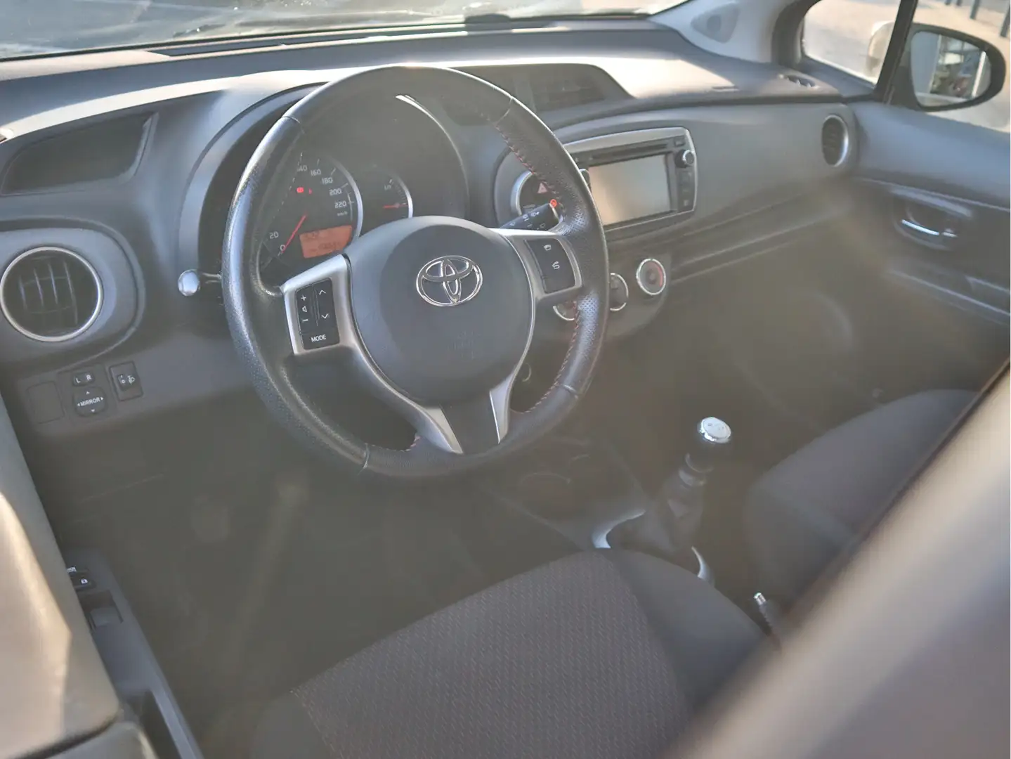 Toyota Yaris 1.3 VVT-i Dynamic Cruise control | Bluetooth | ACC Gris - 2