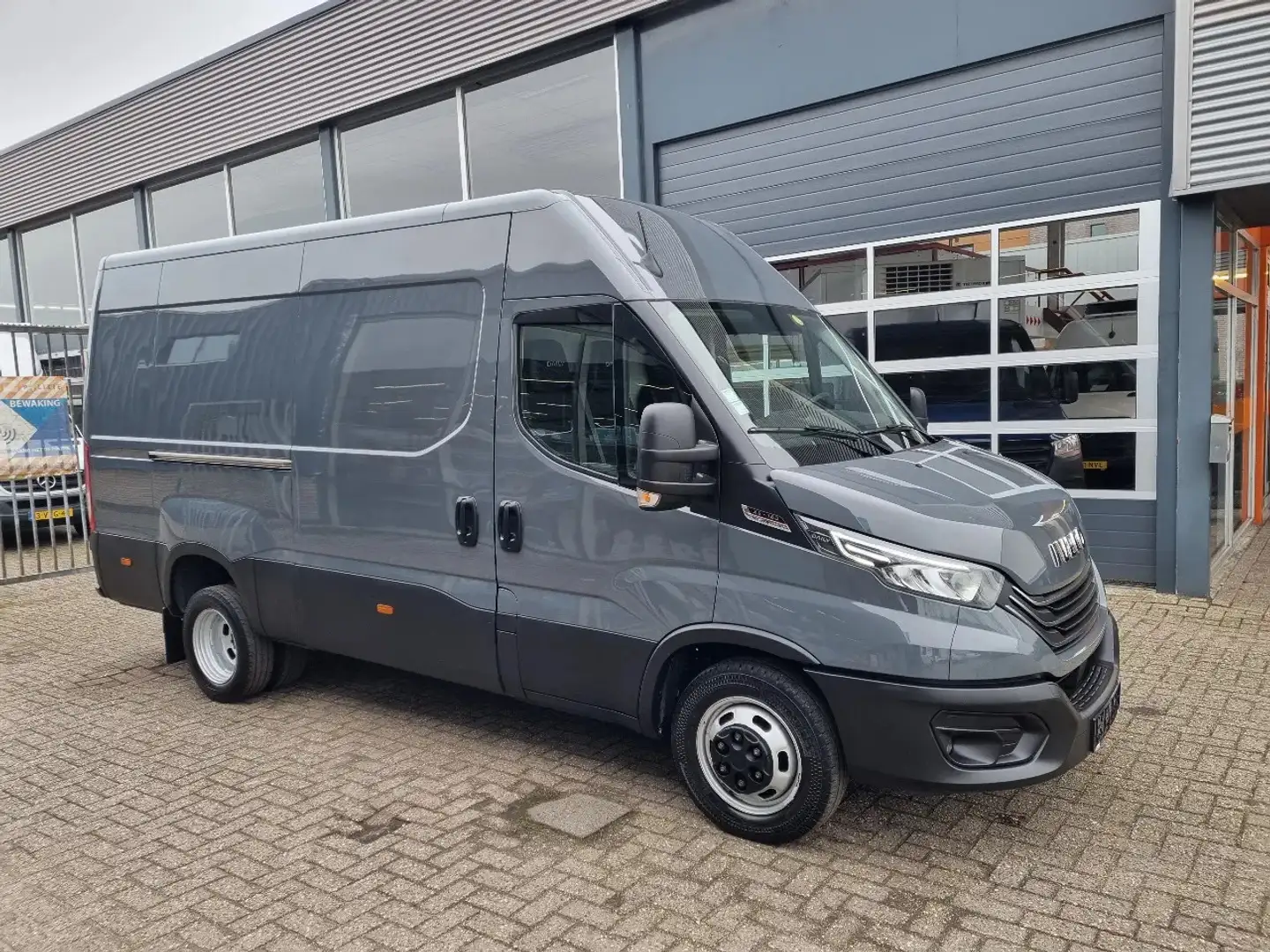 Iveco Daily 35C18 3.0D L2H2 HI-MATIC EURO 6 Gris - 1