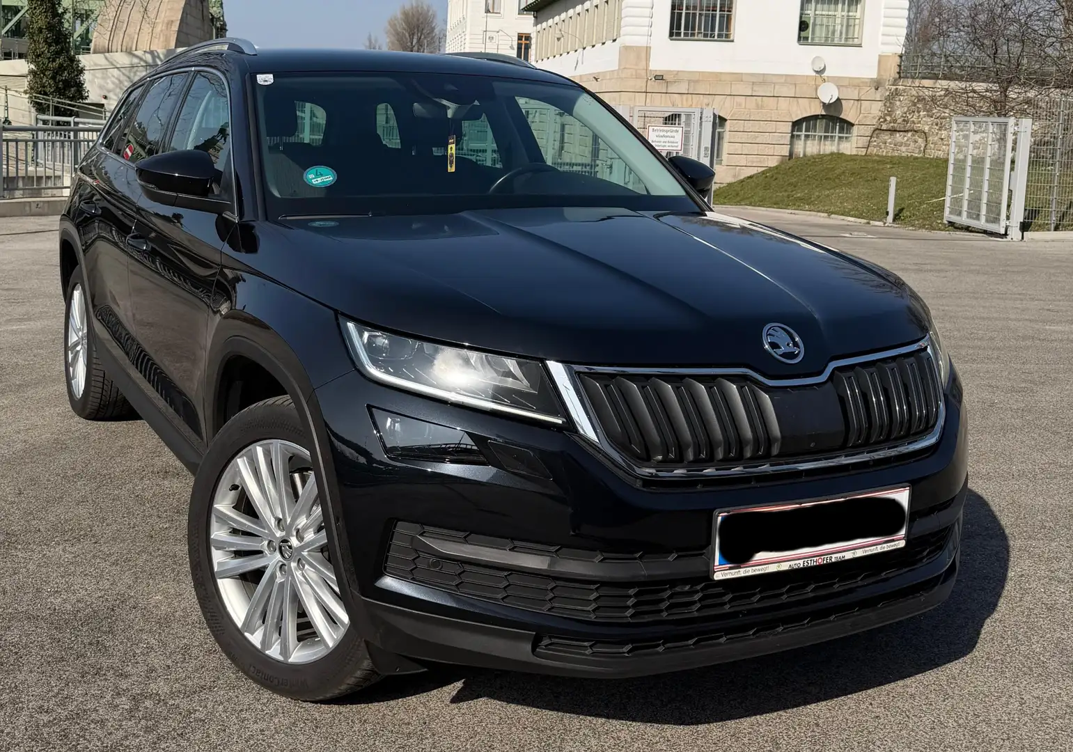 Skoda Kodiaq 2,0 TDI SCR 4x4 Style DSG Style 7-Sitzer | DCC | 360° | AHK | Zahnriemen neu | SUV Schwarz - 2