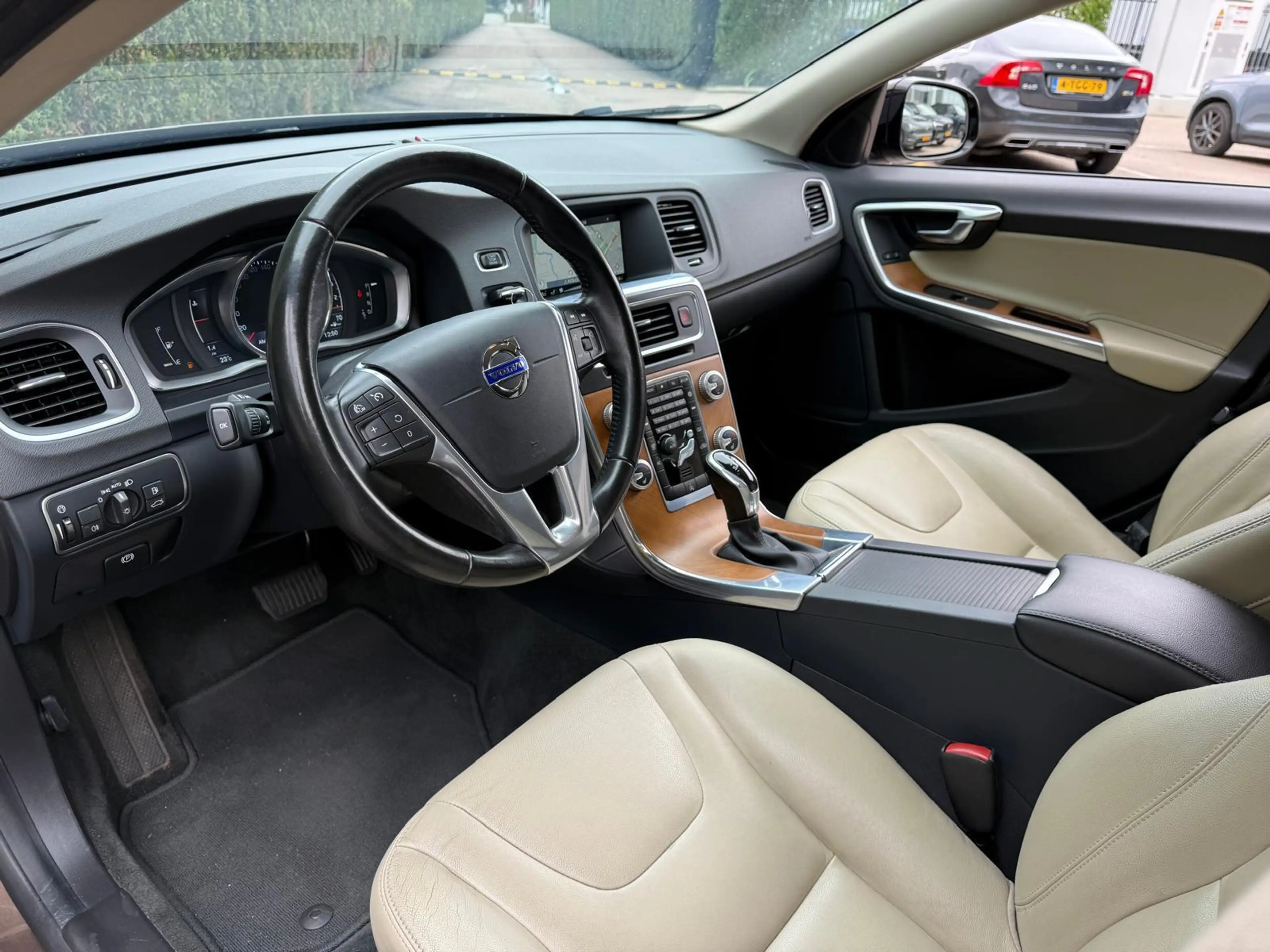 Volvo V60 Cross Country 2.0 T5 Summum — photo 13