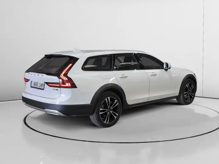 Volvo V90 Cross Country 2021, foto 2