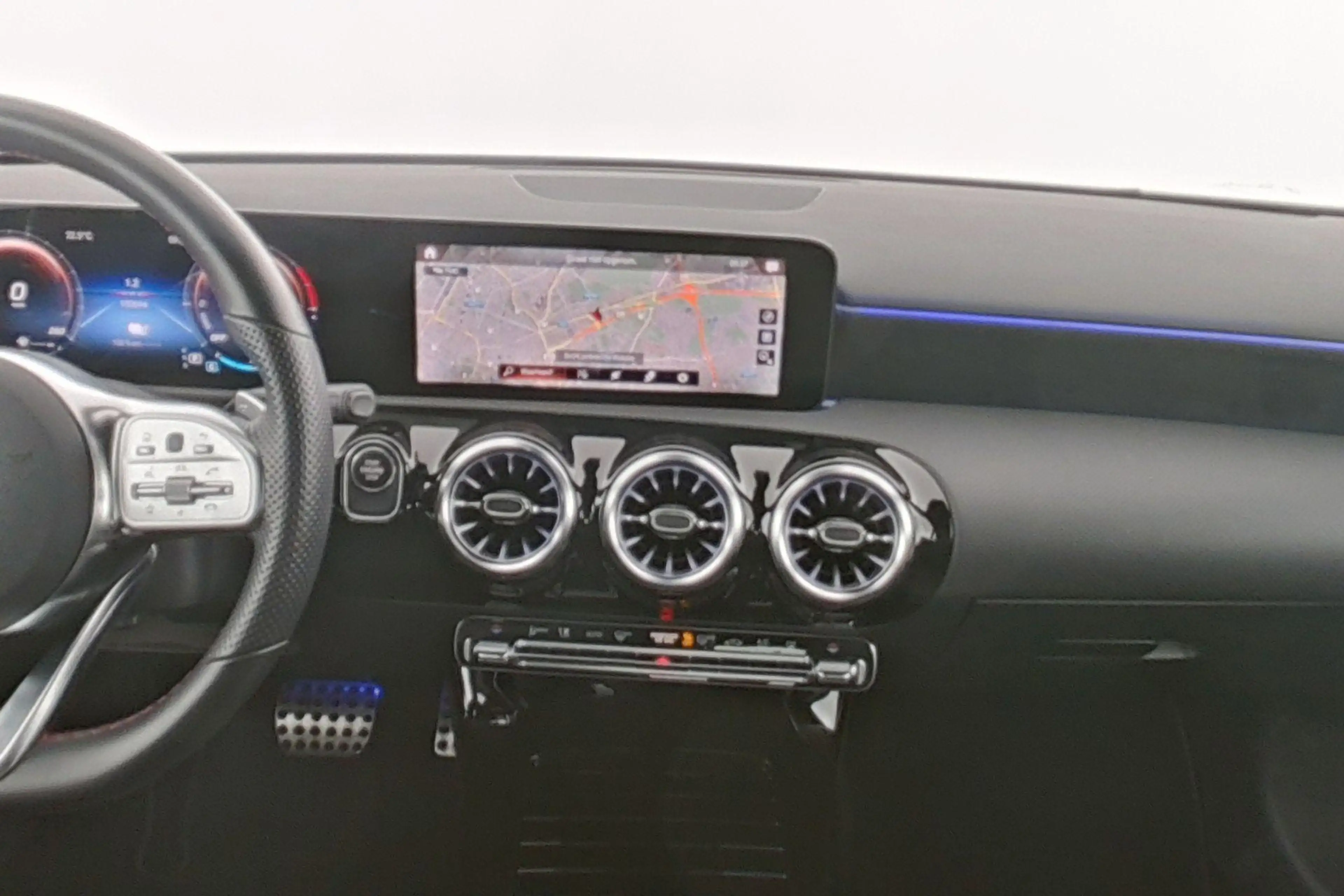 Mercedes-Benz A 250 A 250e AMG Line — photo 6
