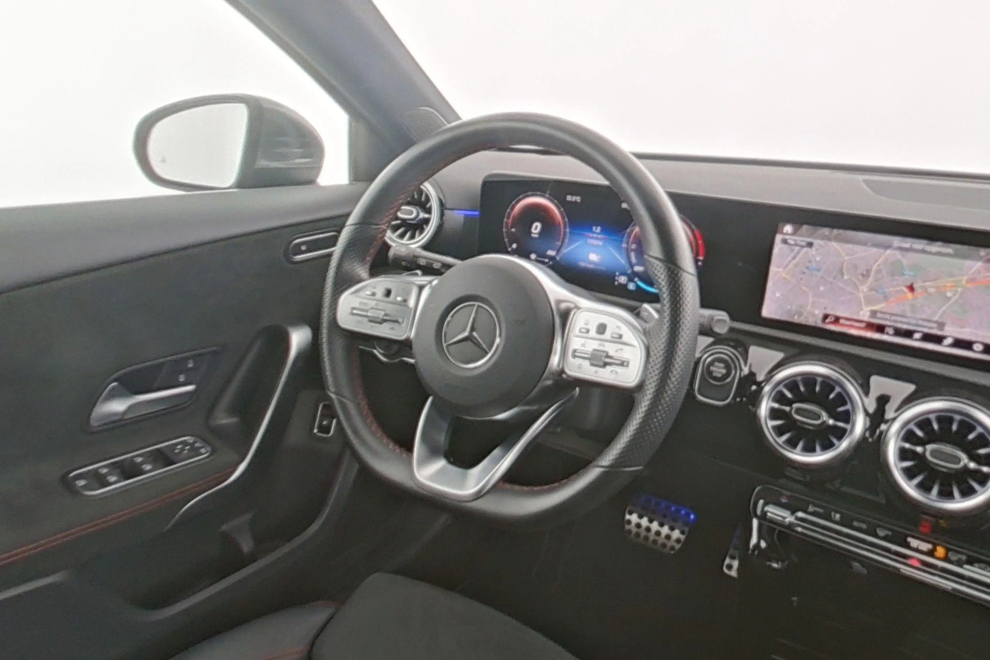 Mercedes-Benz A 250 A 250e AMG Line — photo 4