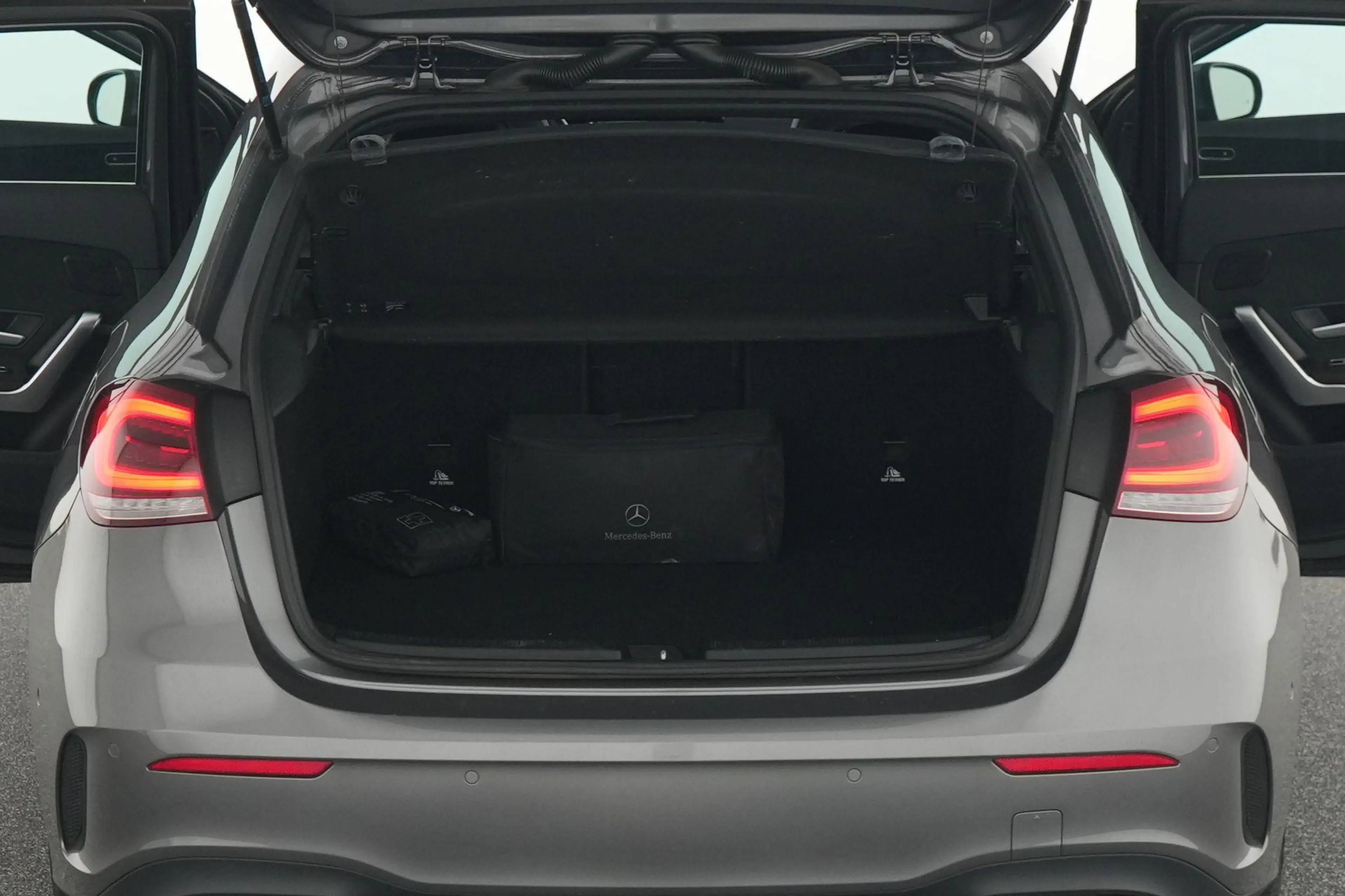 Mercedes-Benz A 250 A 250e AMG Line — photo 9